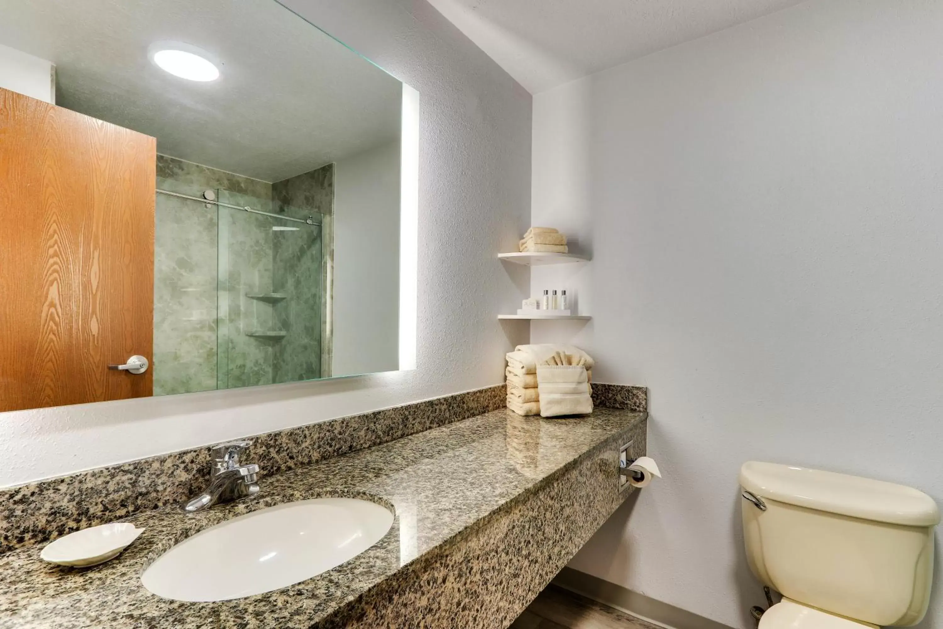 Standard King Room in Parkshore Resort Standard King Room in Parkshore Resort