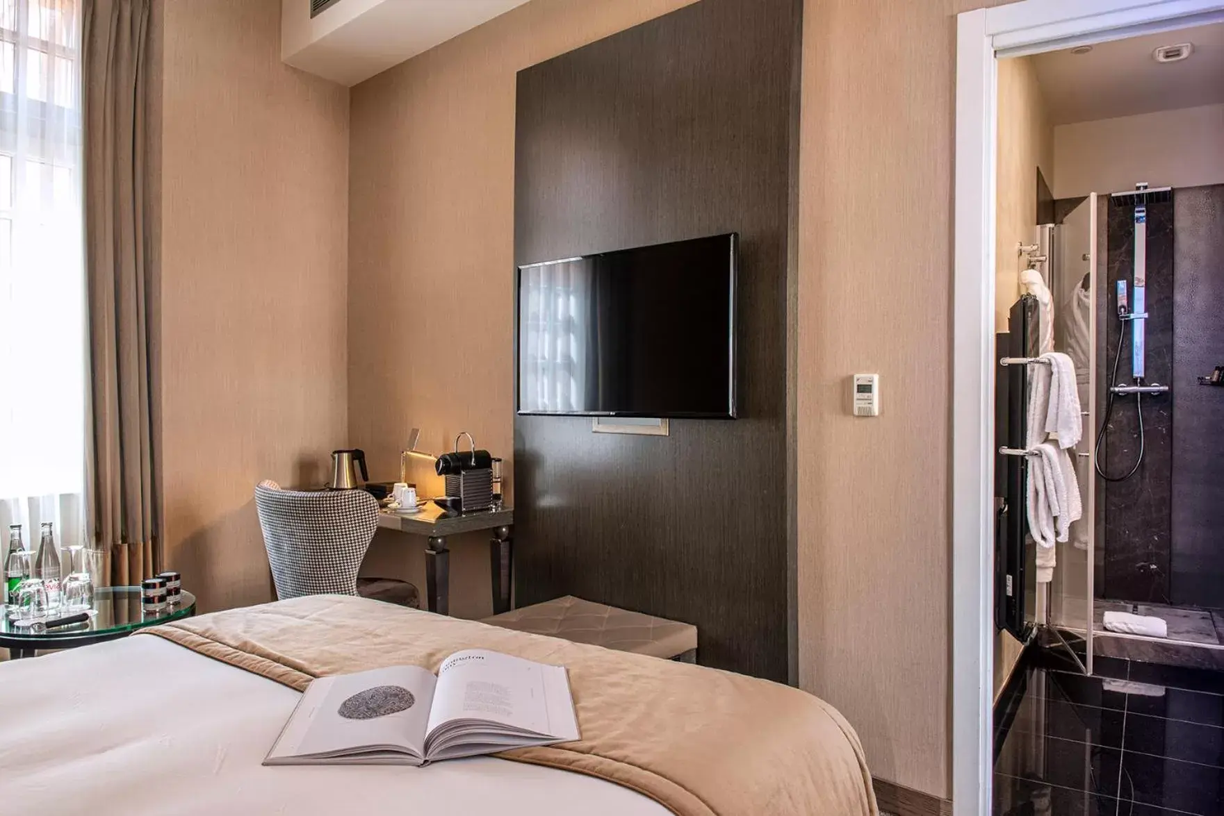 Bed, TV/Entertainment Center in La Cour des Consuls Hotel and Spa Toulouse - MGallery
