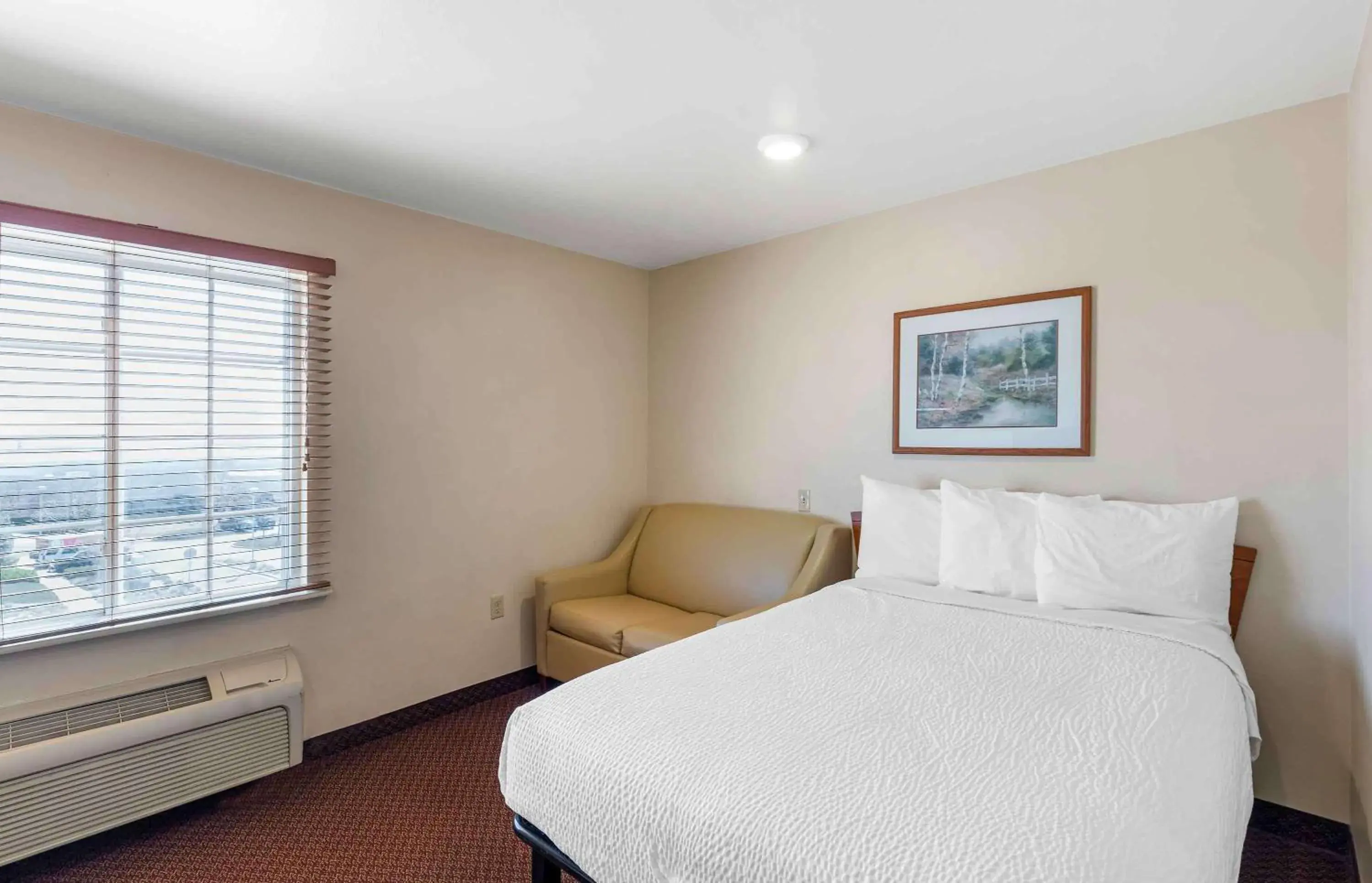 Bedroom, Bed in Extended Stay America Select Suites - Loveland