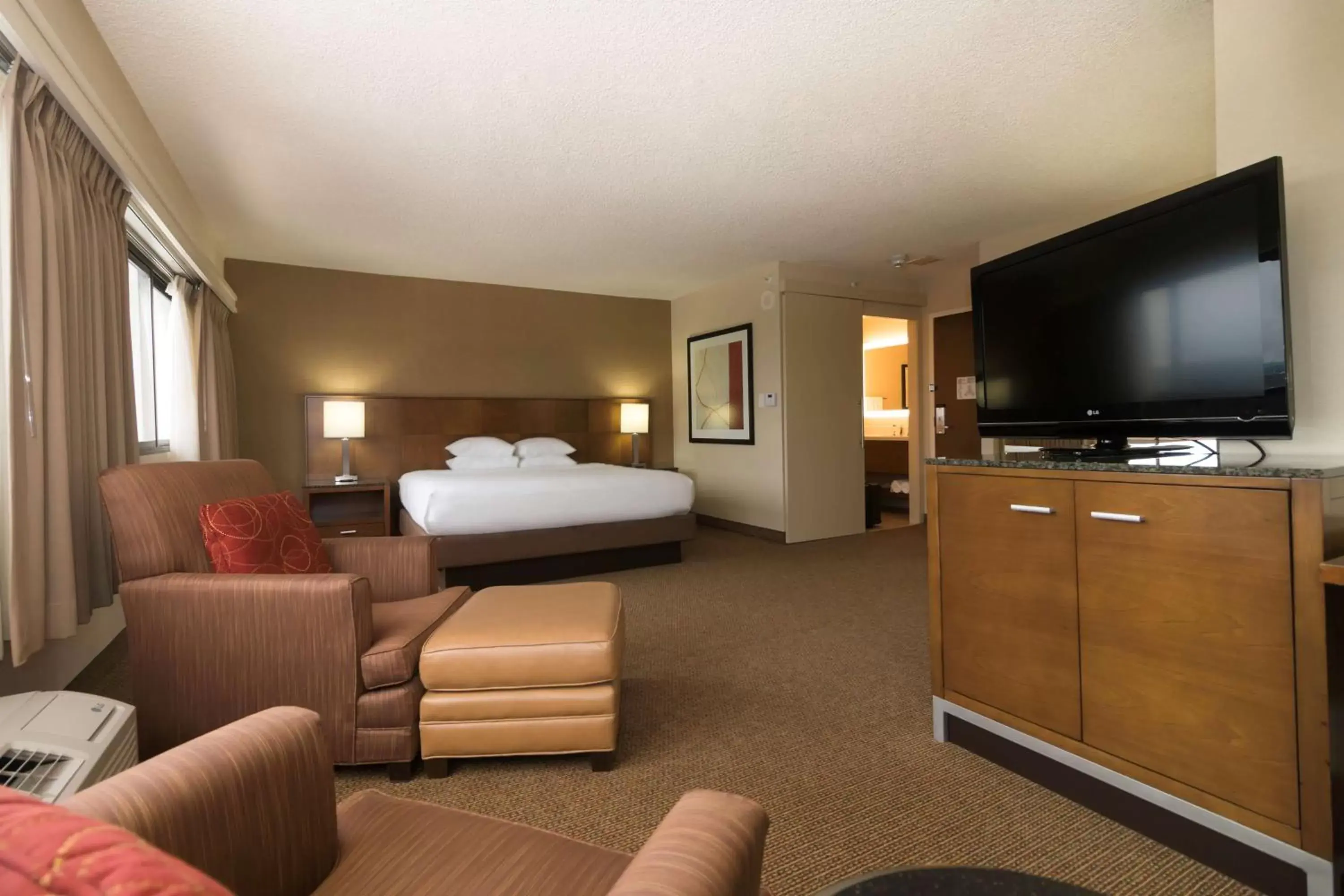 Bedroom, TV/Entertainment Center in DoubleTree by Hilton Spokane City Center