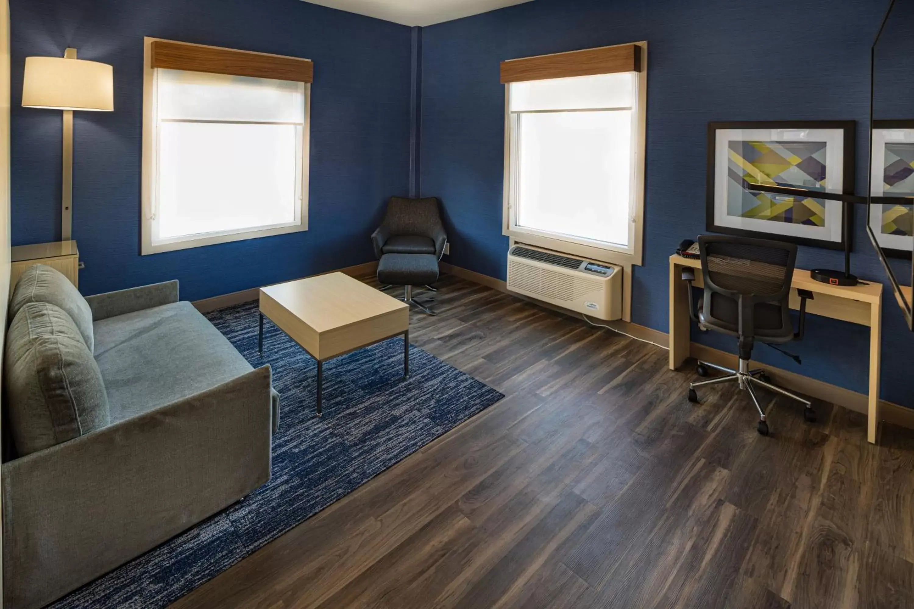 Photo of the whole room, Seating Area in Holiday Inn Express & Suites - Atlanta Downtown, an IHG Hotel