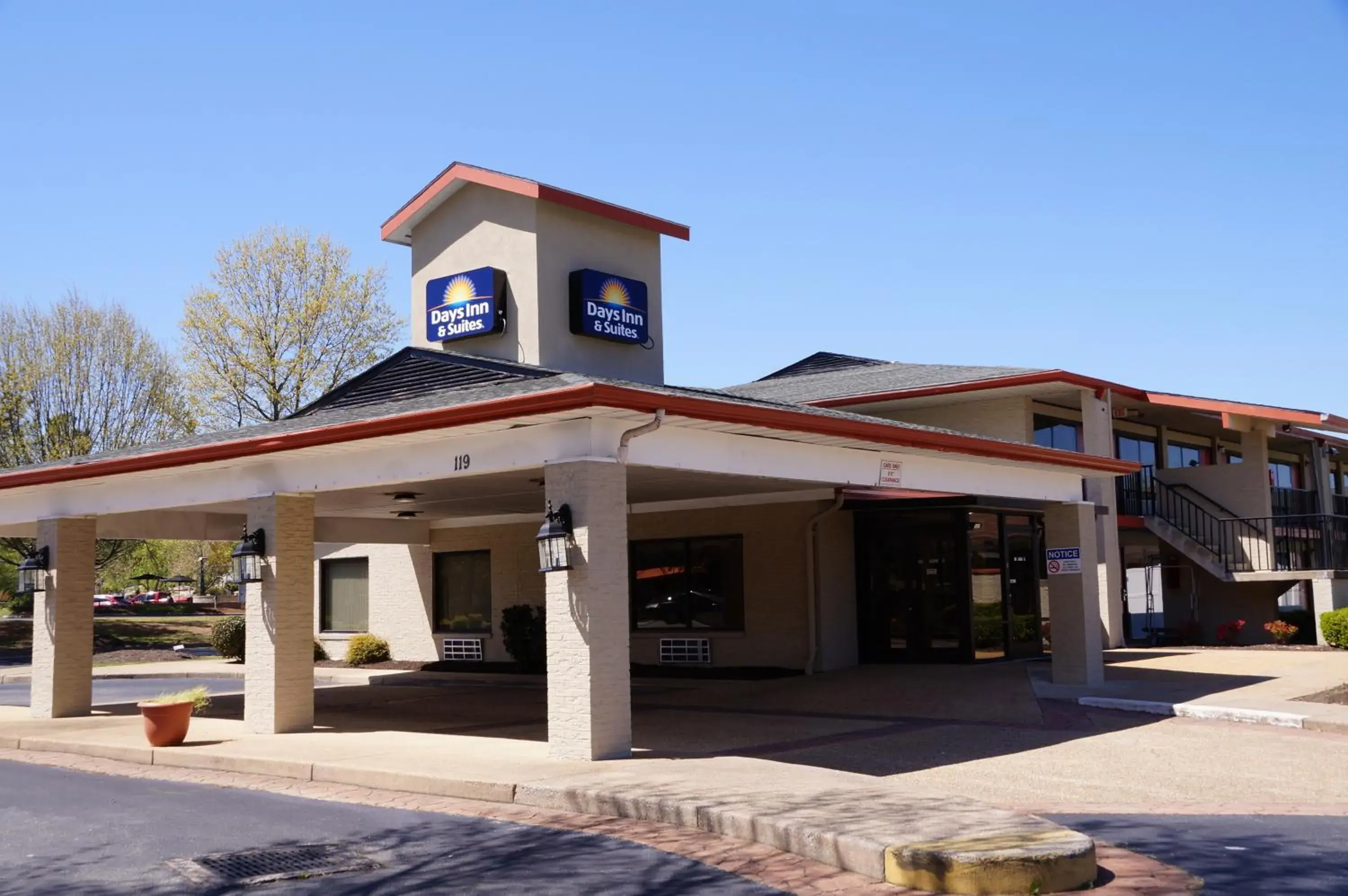 Facade/entrance, Property Building in Days Inn & Suites by Wyndham Colonial