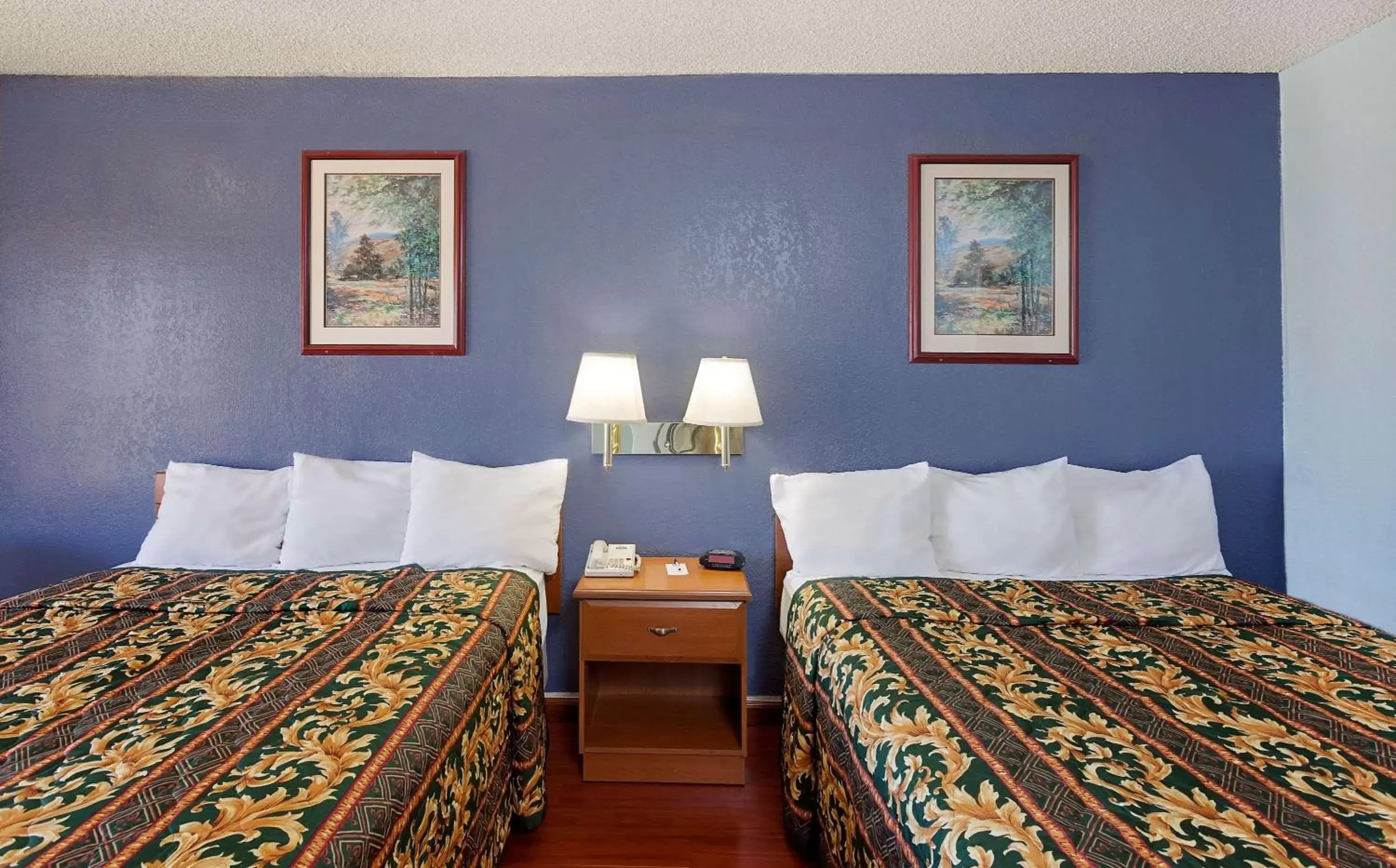 Photo of the whole room, Bed in Knights Inn Palmdale