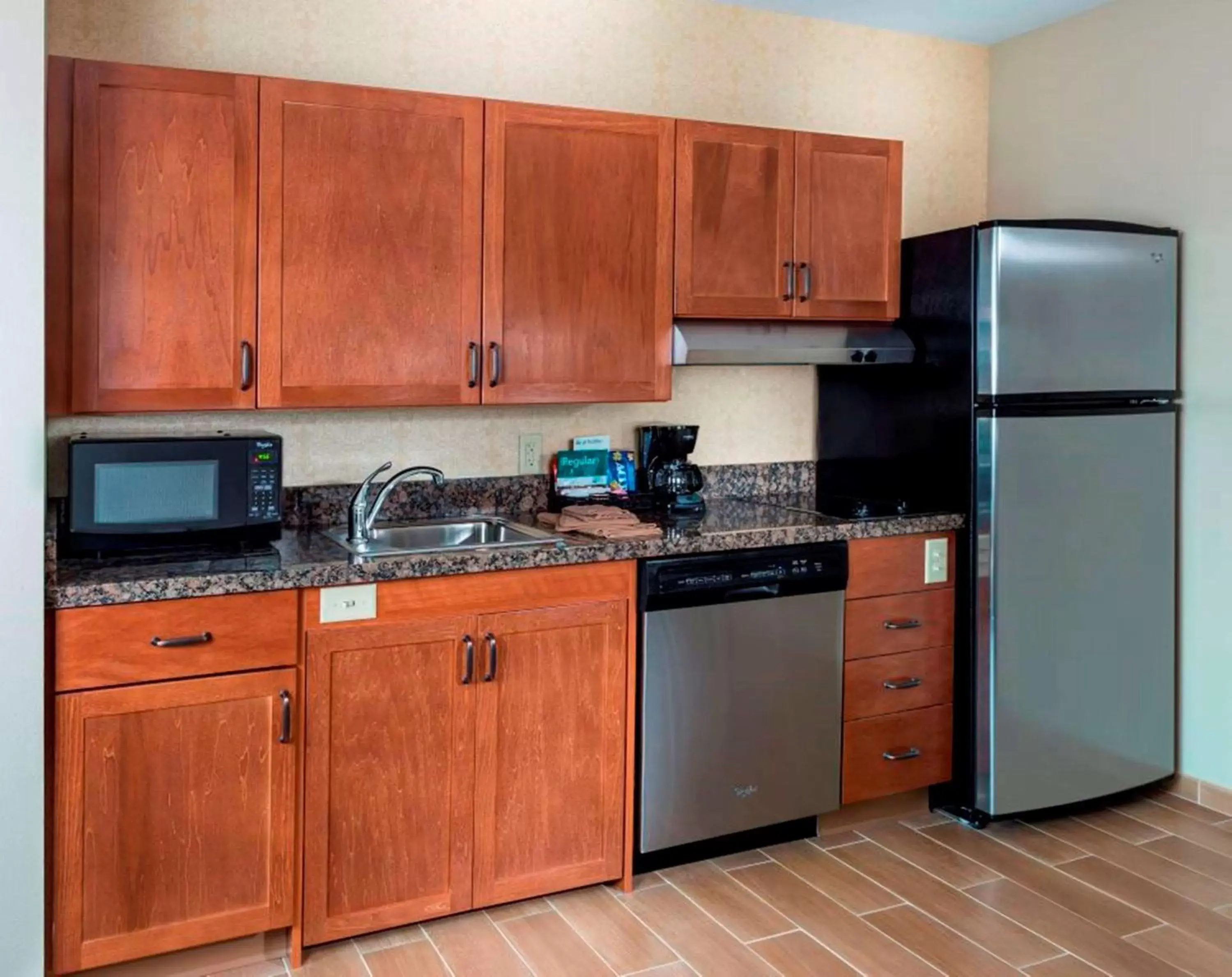 Bed, Kitchen/Kitchenette in Homewood Suites by Hilton Akron/Fairlawn