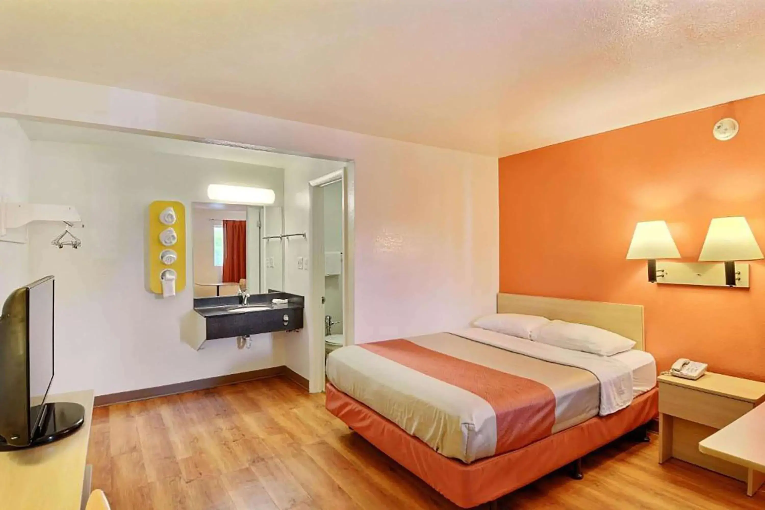 Double Room - Non-Smoking in Travelodge by Wyndham Brattleboro VT Double Room - Non-Smoking in Travelodge by Wyndham Brattleboro VT