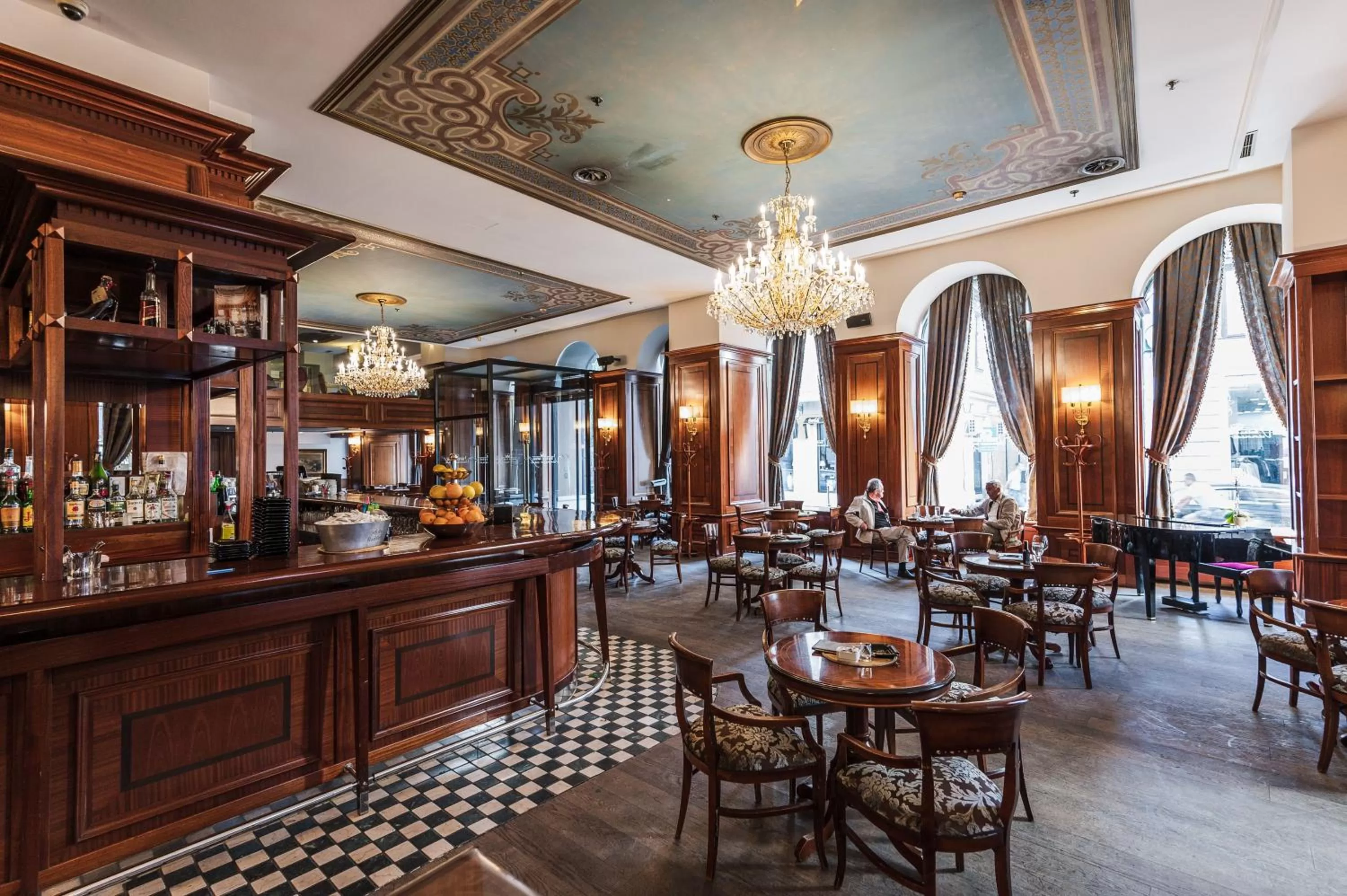 Restaurant/places to eat in Hotel Europe