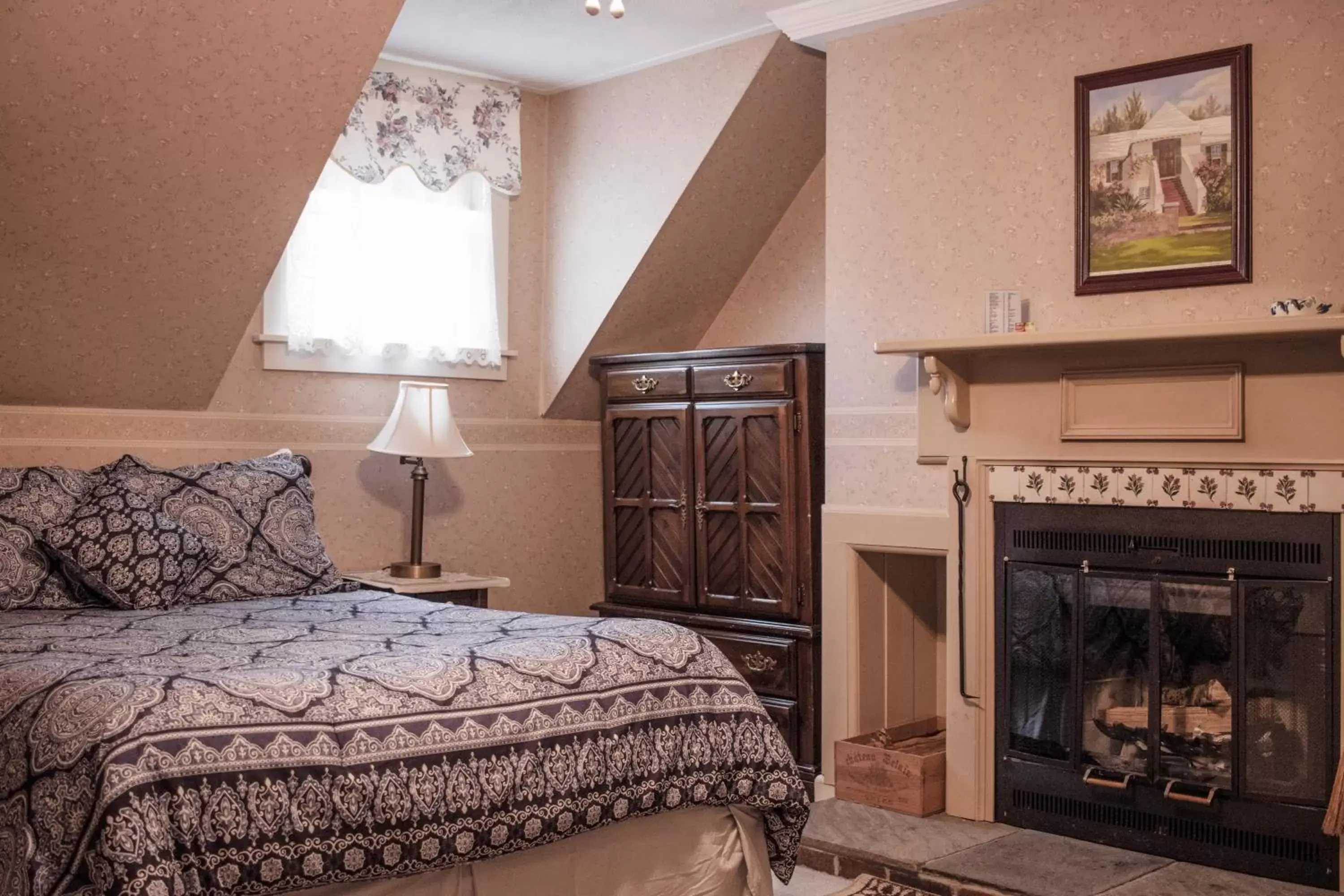 Bedroom, Bed in Deerfield Valley Inn - Mt Snow