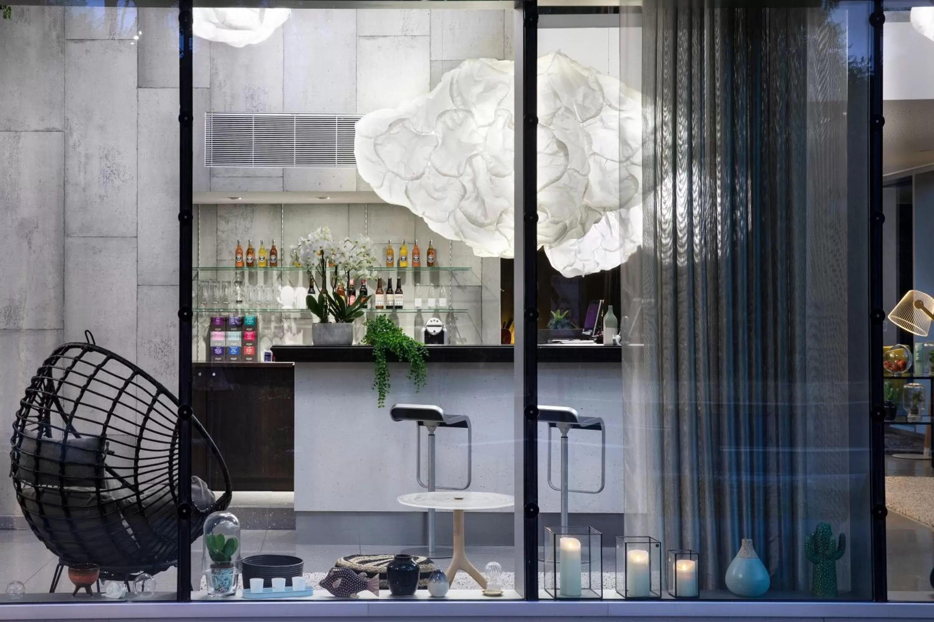 Lounge or bar, Kitchen/Kitchenette in Best Western Plus Hôtel Isidore