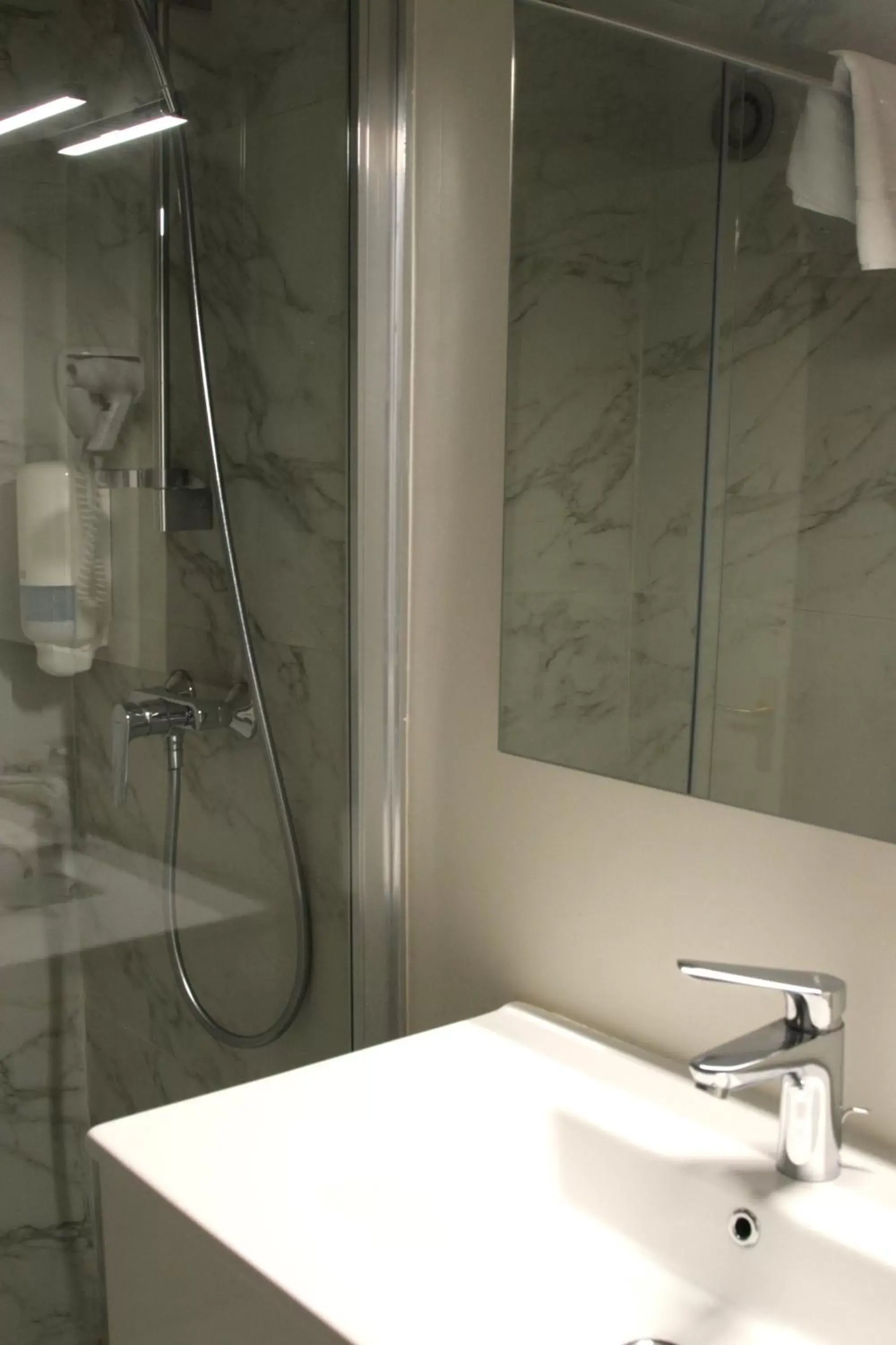 Shower, Bathroom in Hôtel Albion