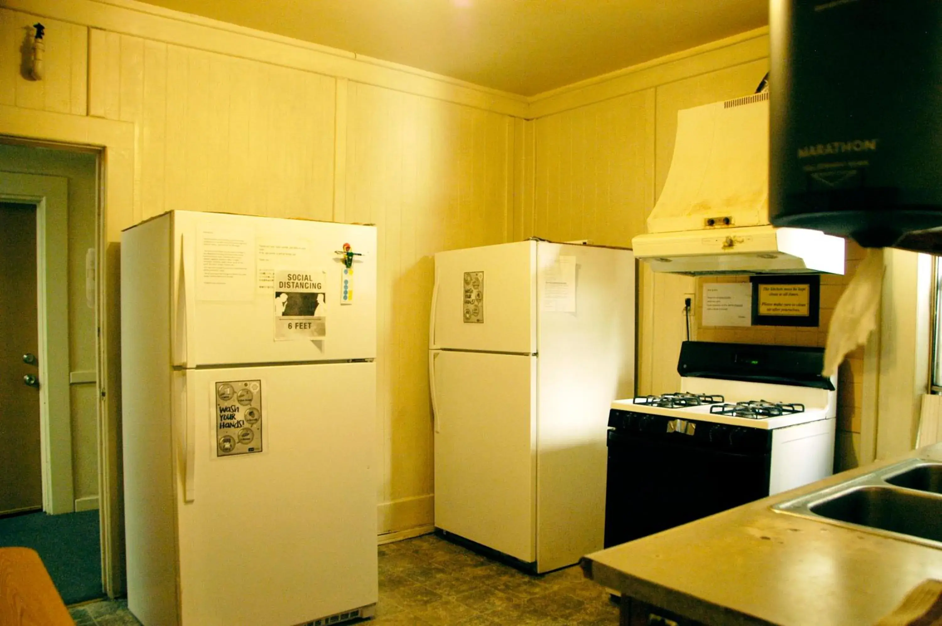 Communal lounge/ TV room, Kitchen/Kitchenette in Little Tokyo Hotel