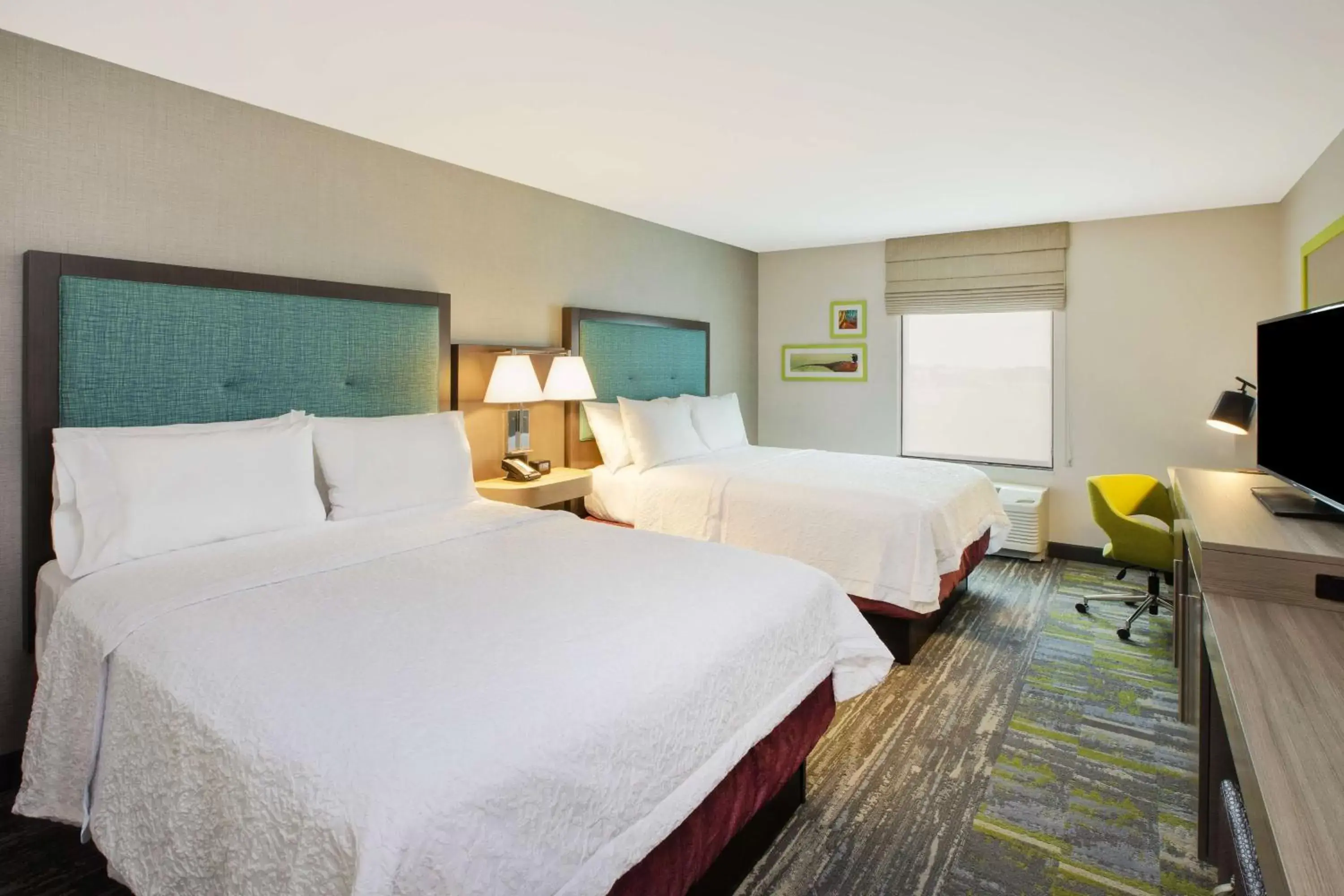 Bedroom, Bed in Hampton Inn & Suites By Hilton, Southwest Sioux Falls