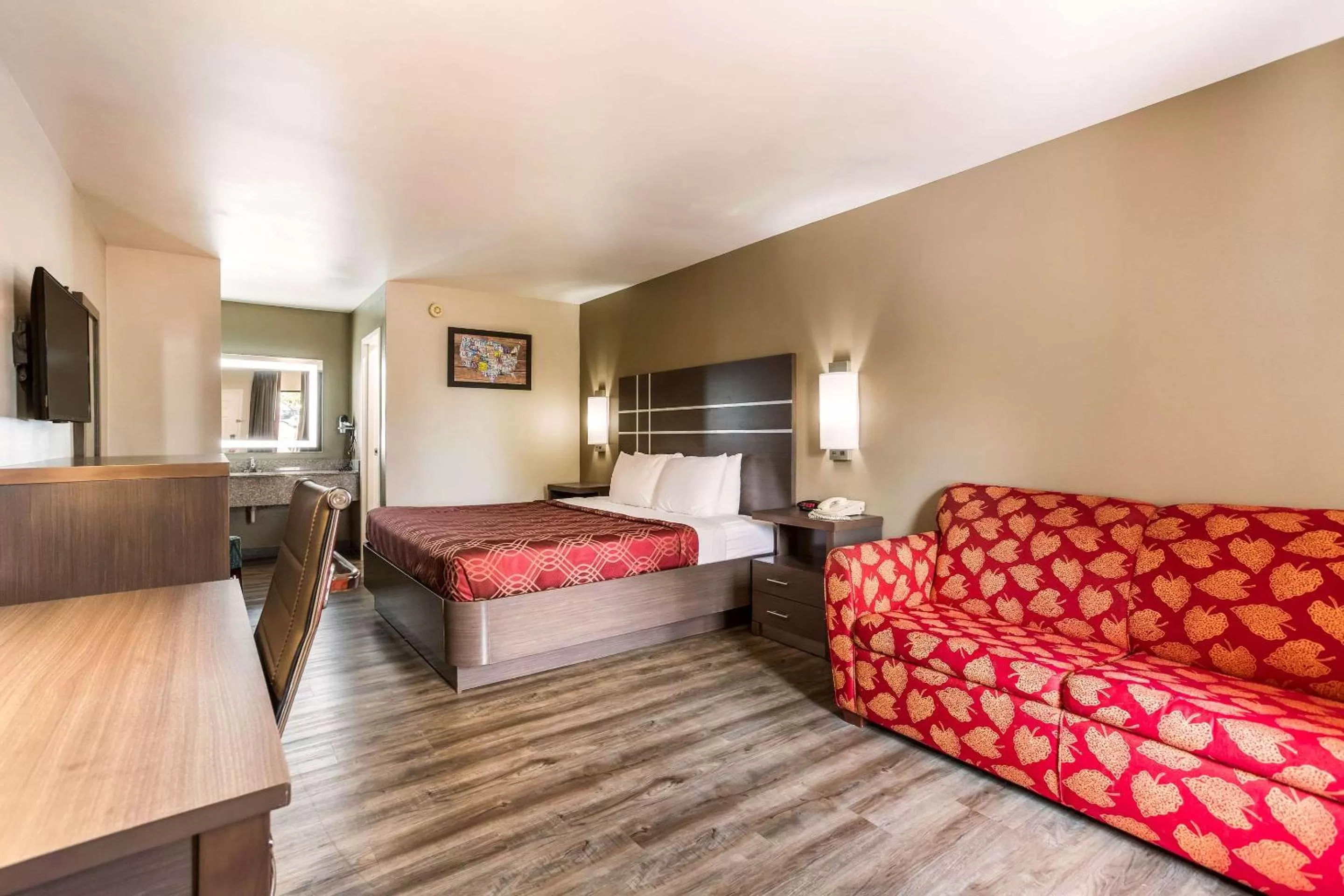 Photo of the whole room, Bed in Econo Lodge Inn & Suites Murfreesboro Shopping District