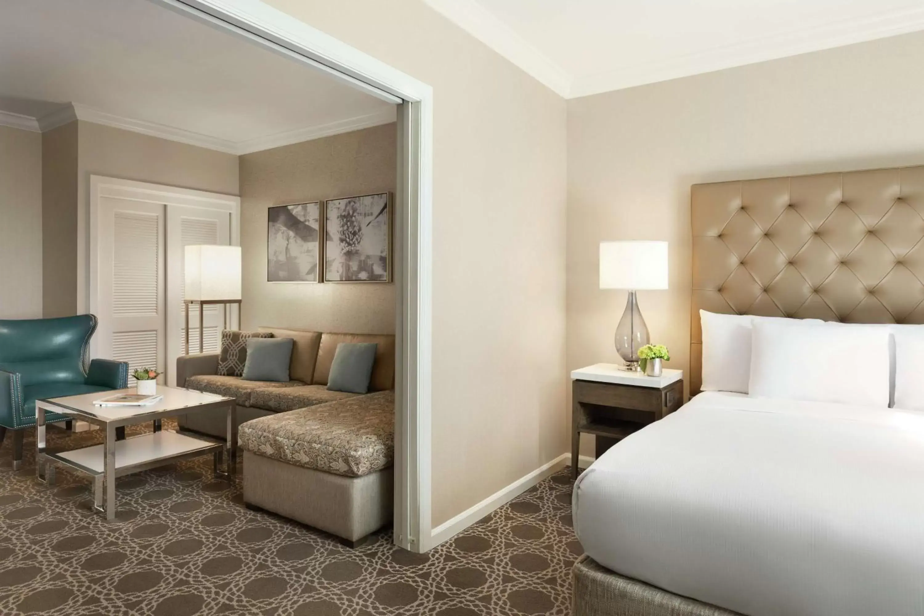 Living room, Bed in Hilton New Orleans / St. Charles Avenue Living room, Bed in Hilton New Orleans / St. Charles Avenue