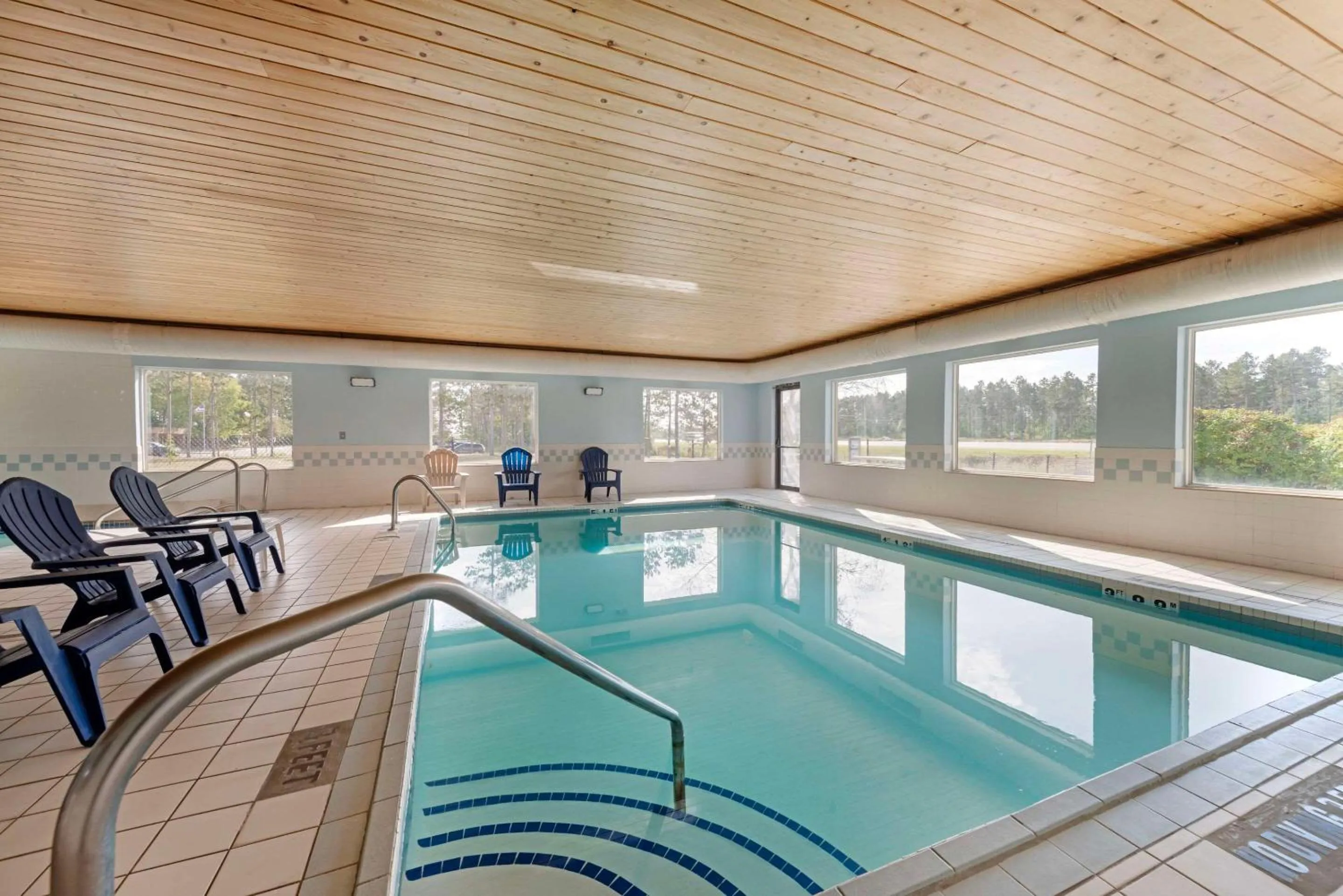 Swimming pool in Quality Inn Bemidji