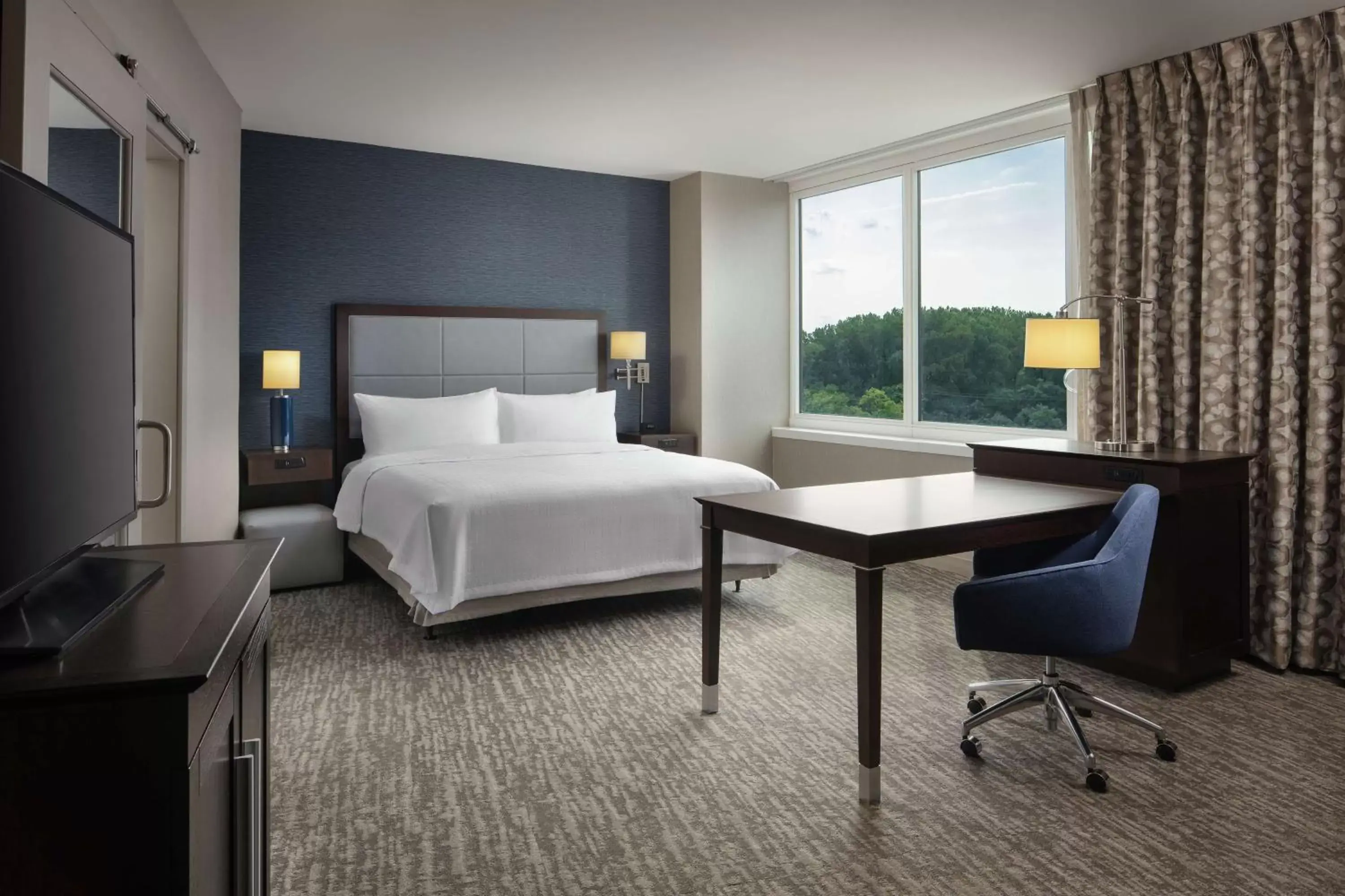 Bedroom in Hampton Inn & Suites Teaneck/Glenpointe