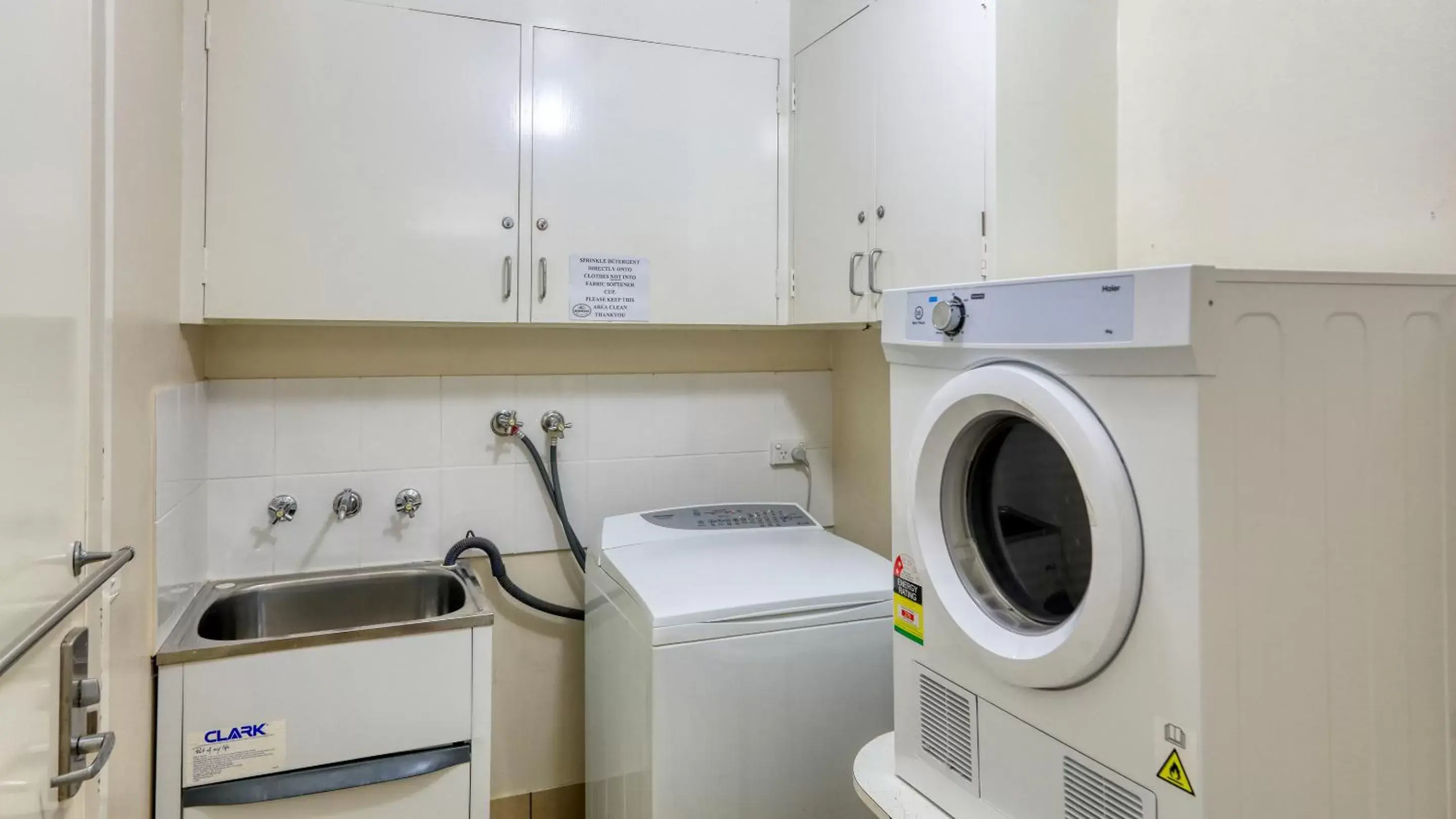 laundry, Kitchen/Kitchenette in Bushman's Motor Inn