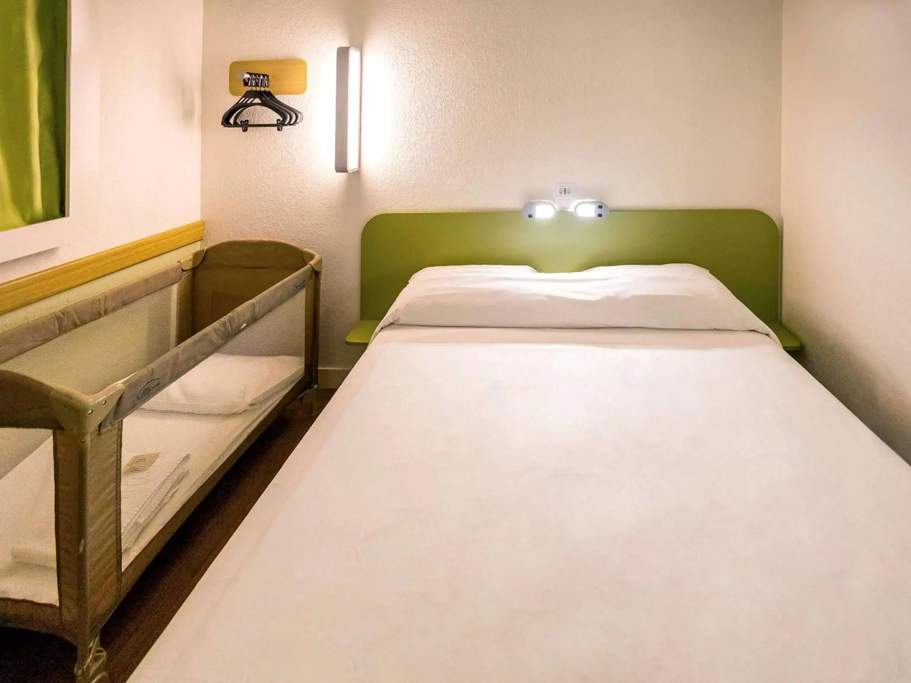 Bedroom, Bed in Ibis Budget Maringa