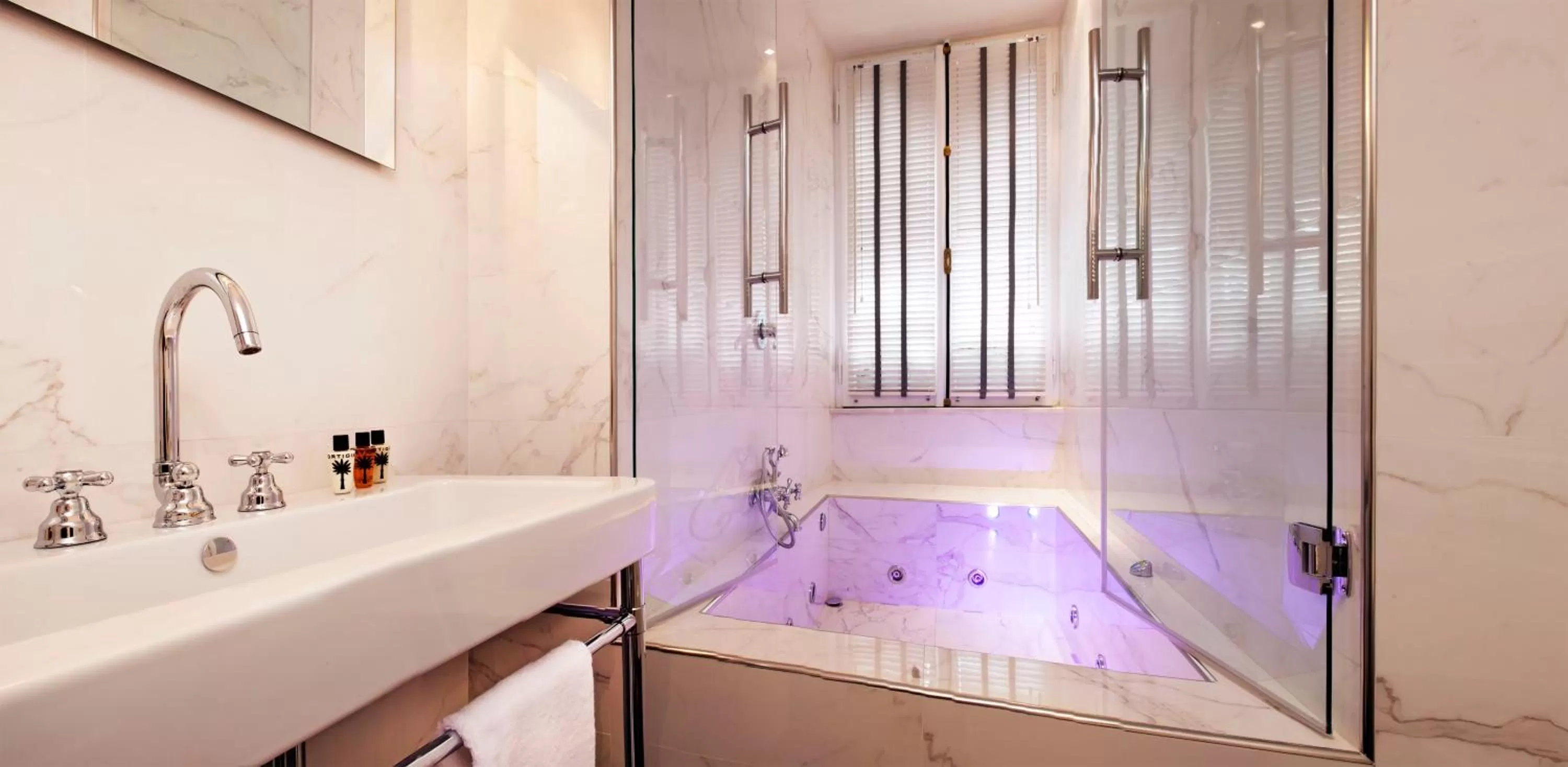 Hot Tub in Hotel The Corner Roma