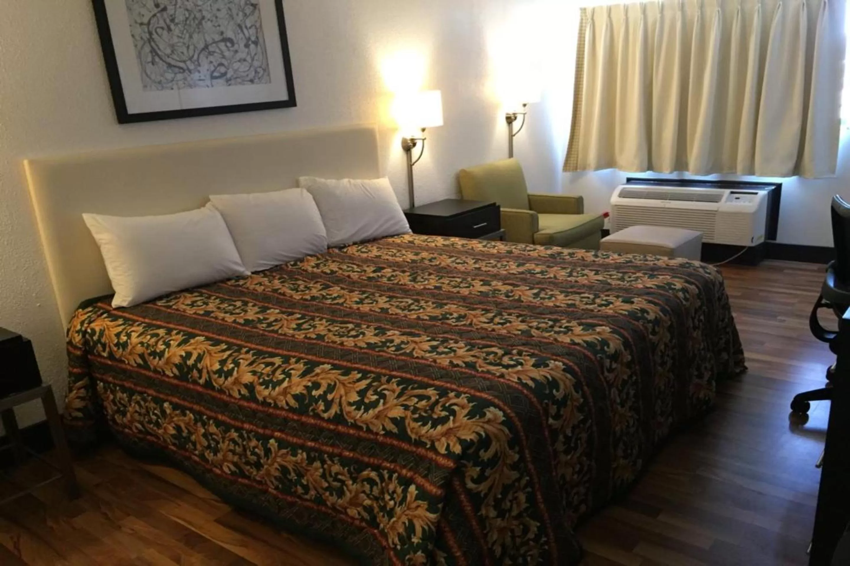 Bedroom, Bed in Economy Inn of Holland