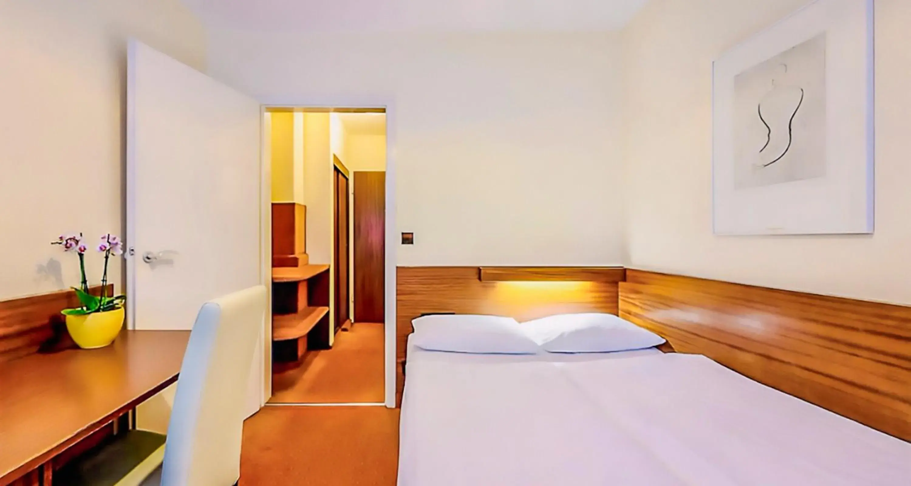 Photo of the whole room, Bed in Novum Hotel Rieker Stuttgart Hauptbahnhof   