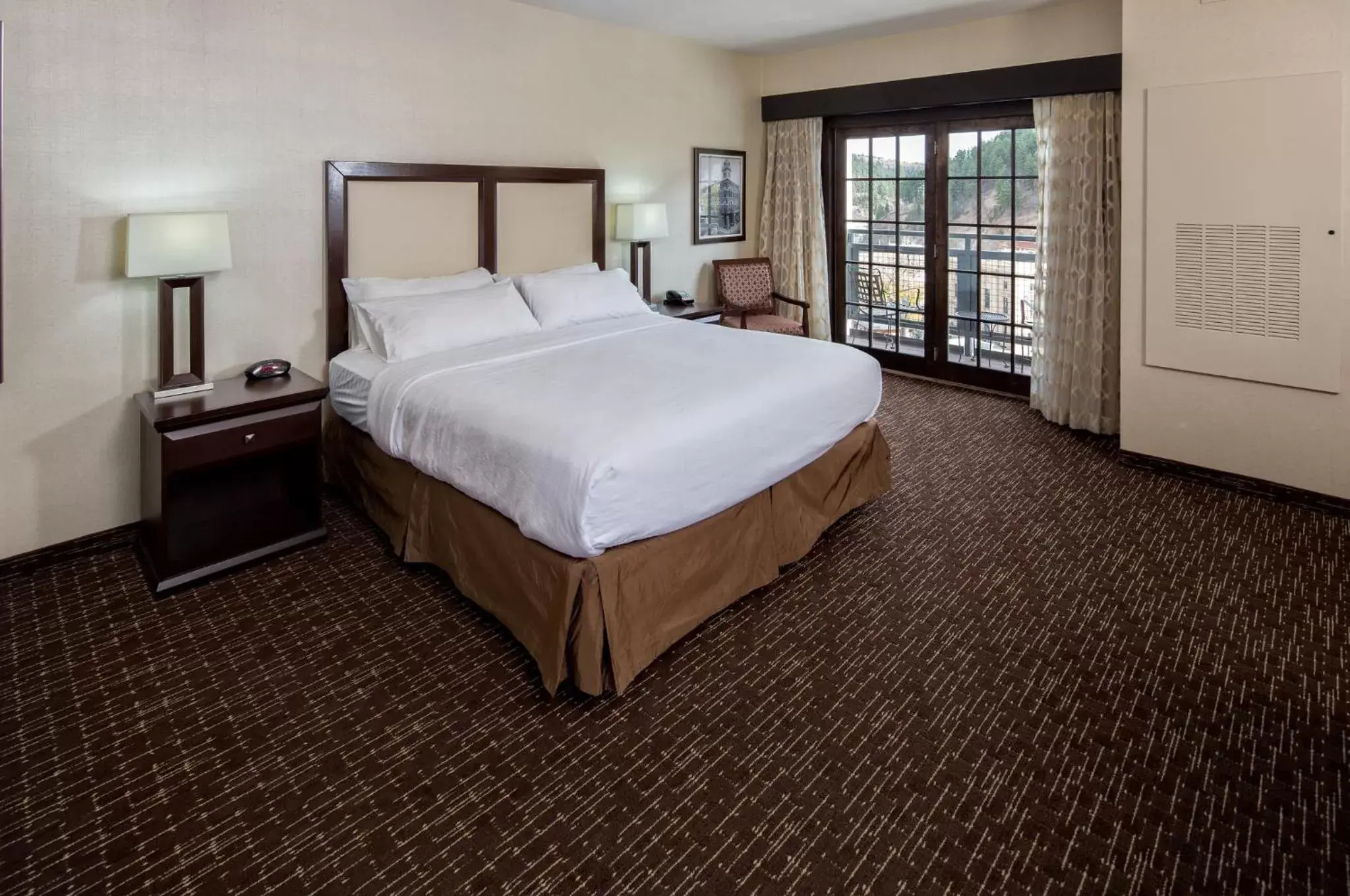 Photo of the whole room, Bed in Holiday Inn Resort Deadwood Mountain Grand, an IHG Hotel