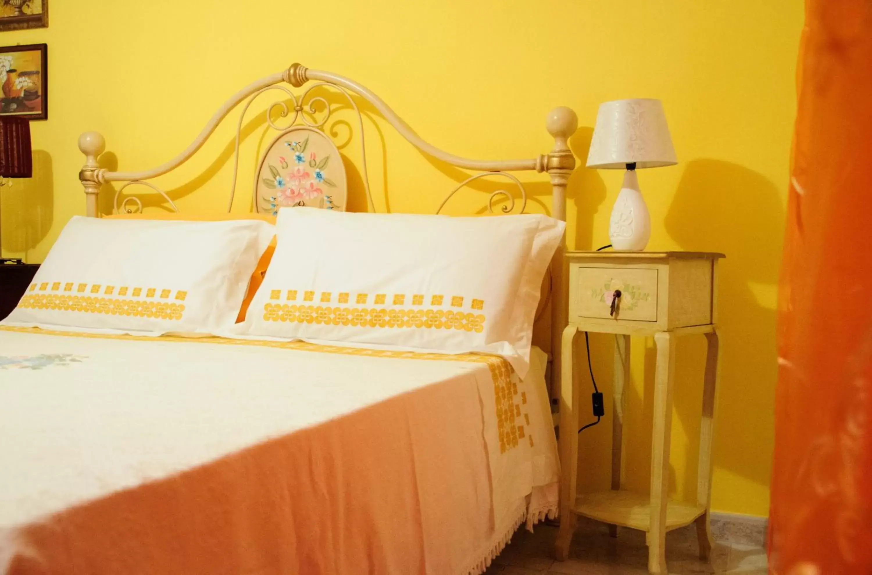 Bed, Room Photo in Sole e Luna