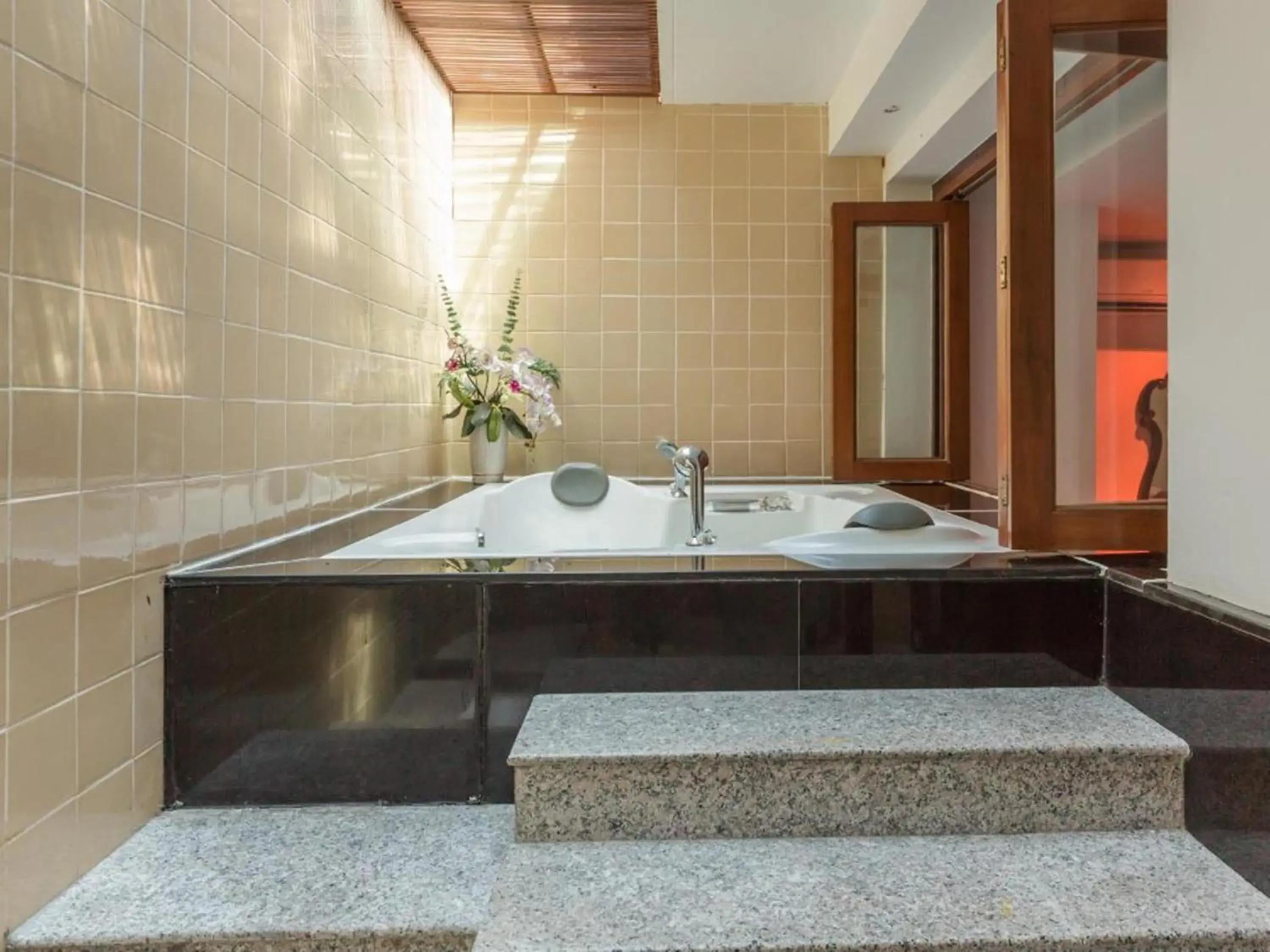 Spa and wellness centre/facilities, Bathroom in Long Beach Garden Hotel & Pavilions