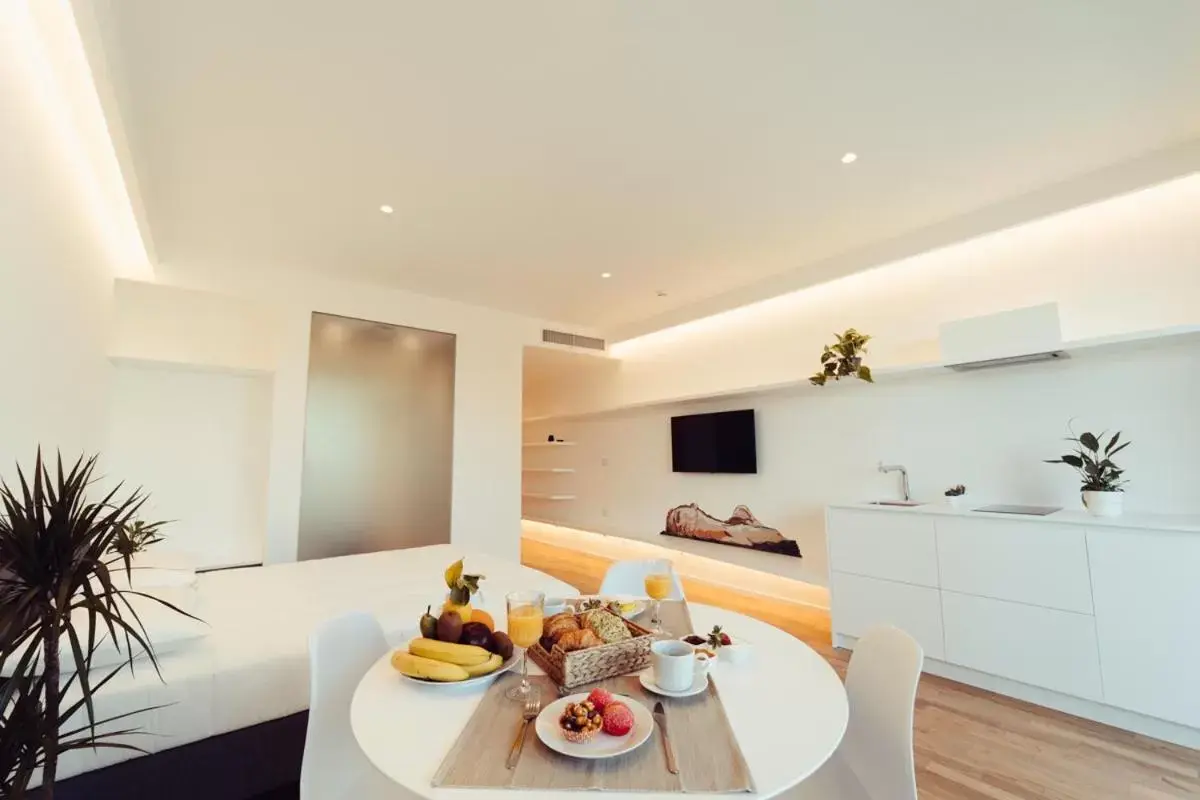 Bed, Dining Area in Marina Gardens Boutique&Suites