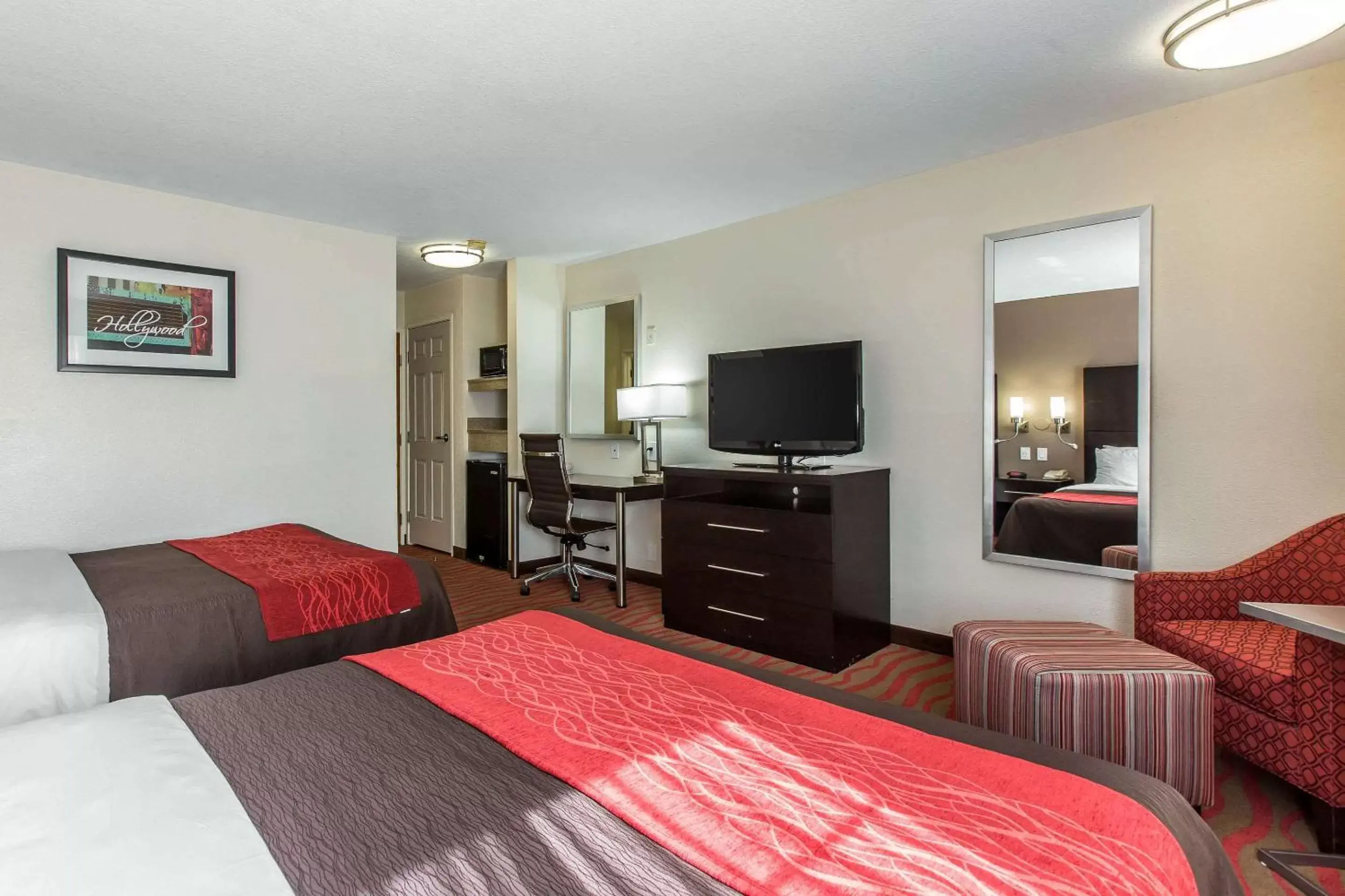 Photo of the whole room, TV/Entertainment Center in Comfort Inn Los Angeles near Hollywood