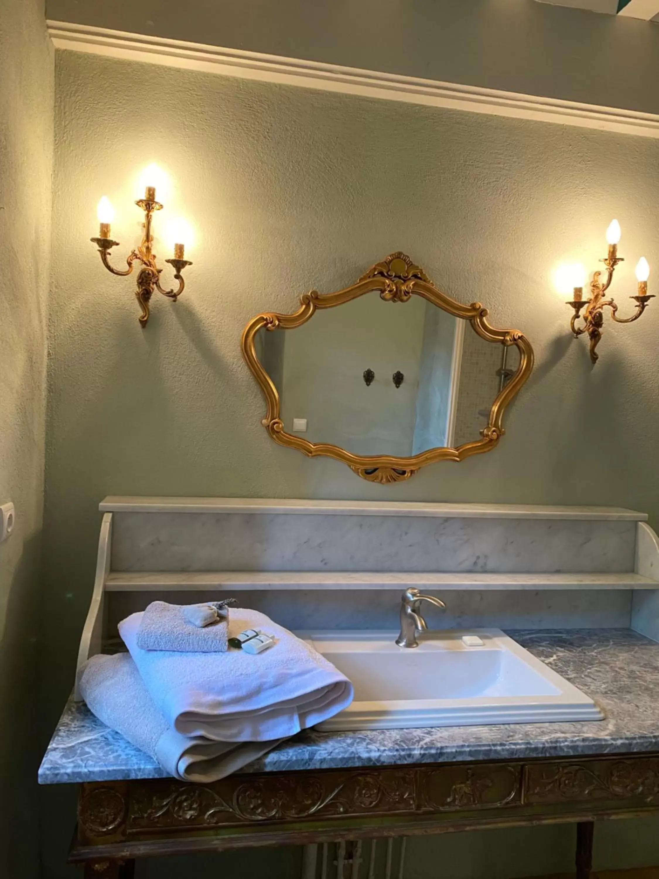 Bathroom in Manoir du Bouyssou