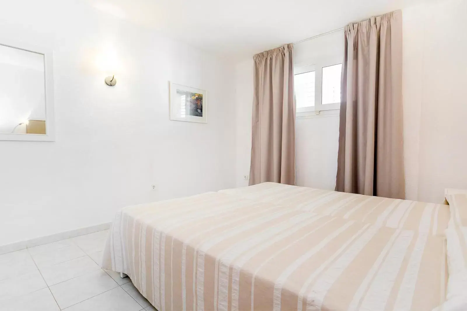 Bedroom, Bed in Aparthotel Duquesa Playa Bedroom, Bed in Aparthotel Duquesa Playa