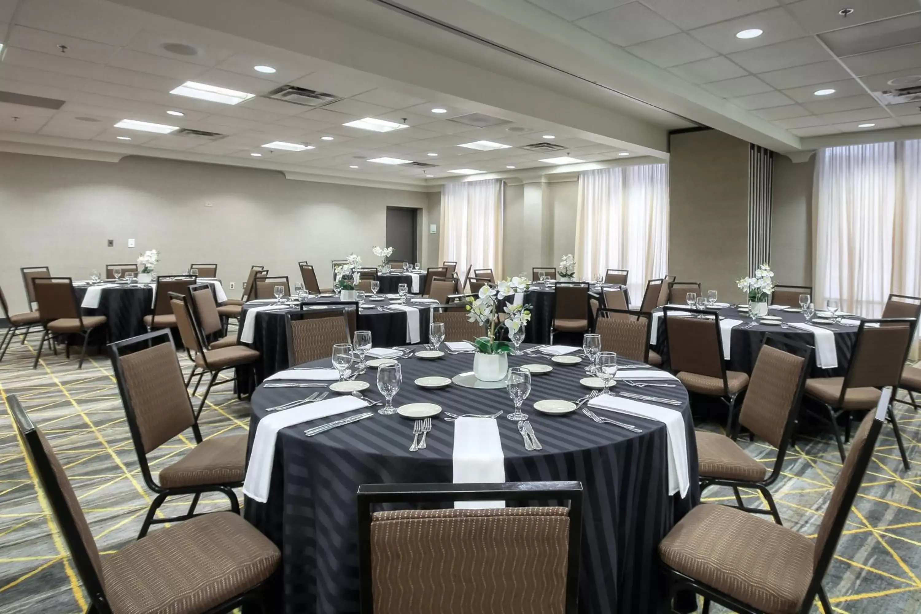 Meeting/conference room, Restaurant/Places to Eat in Holiday Inn & Suites Atlanta Airport North, an IHG Hotel