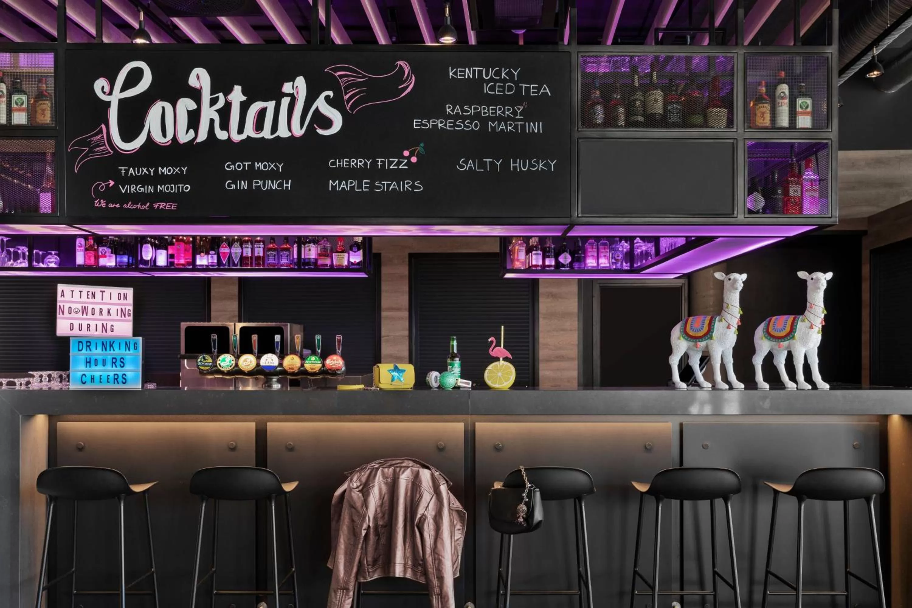 Lounge or bar in Moxy Bergen