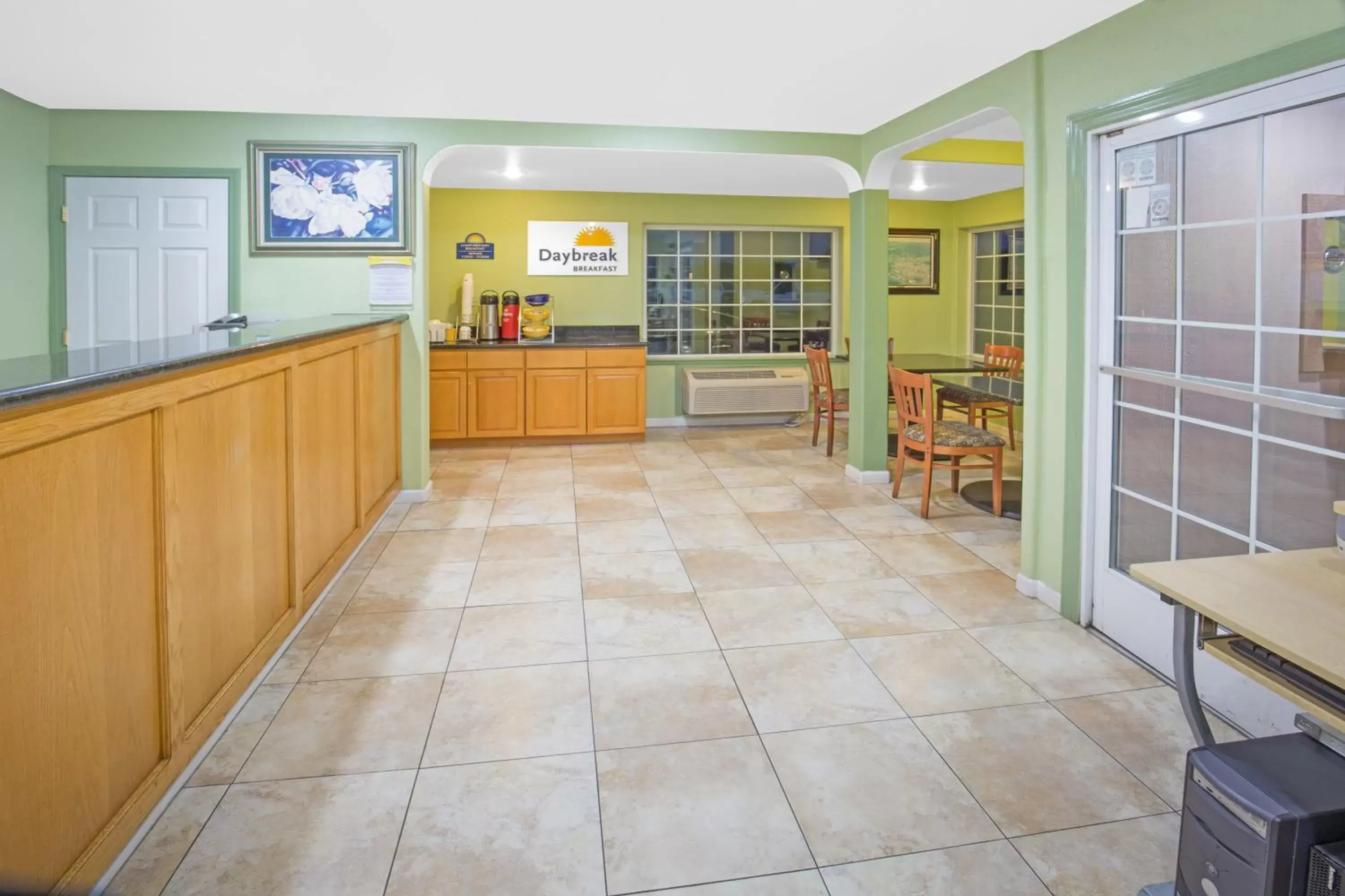 Lobby or reception, Kitchen/Kitchenette in Days Inn by Wyndham Oroville