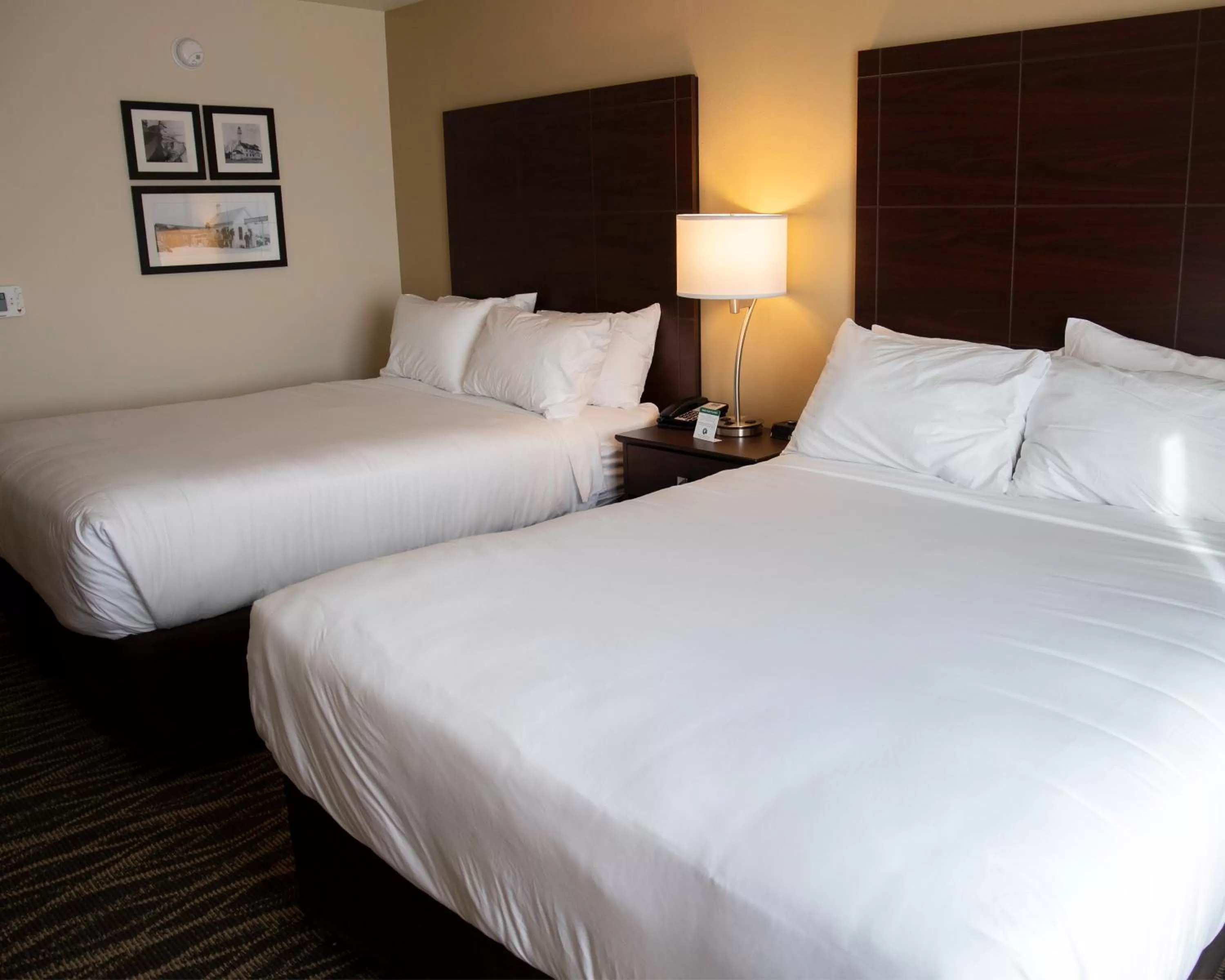 Bed in Cobblestone Hotel & Suites - Two Rivers