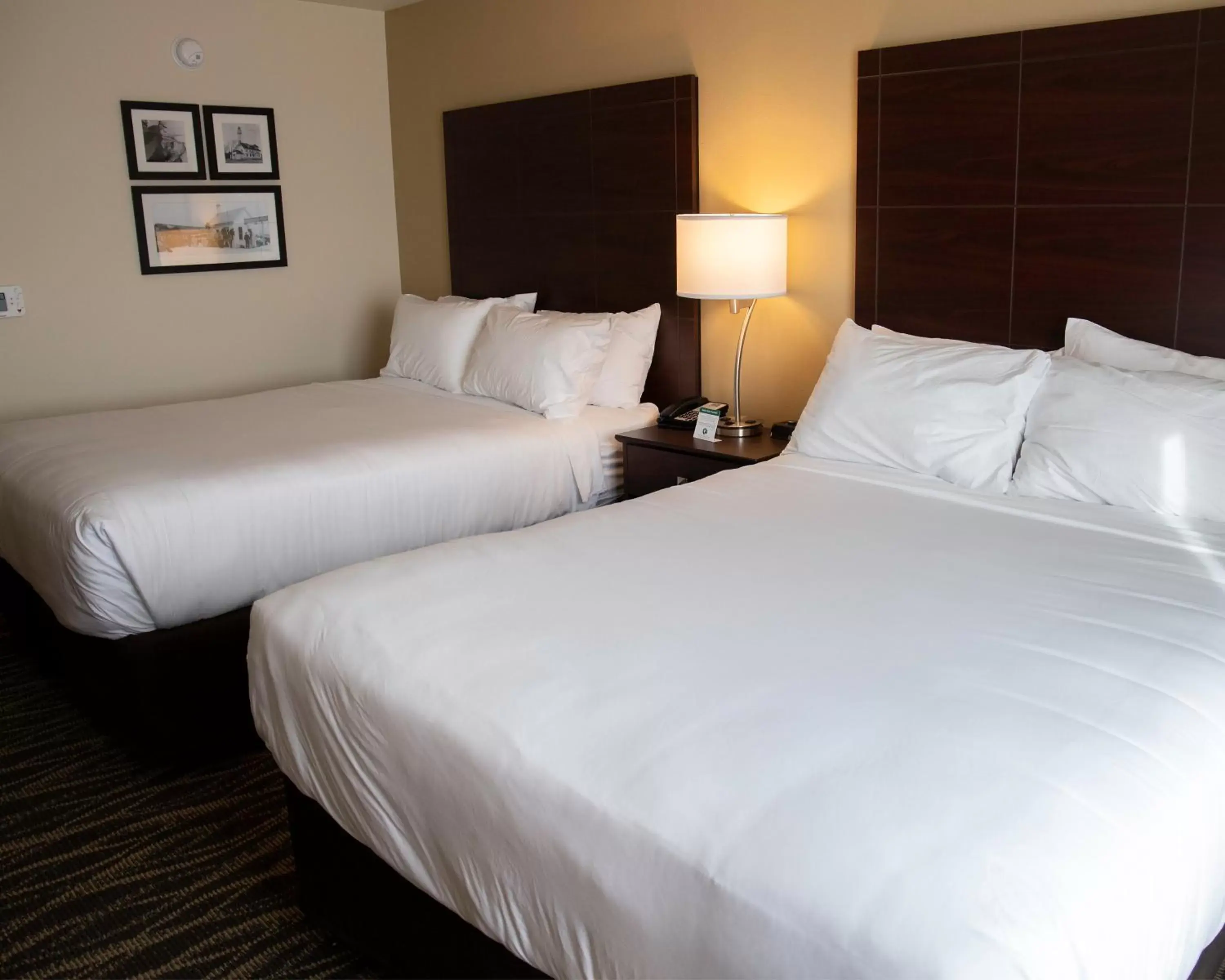 Bed in Cobblestone Hotel & Suites - Two Rivers