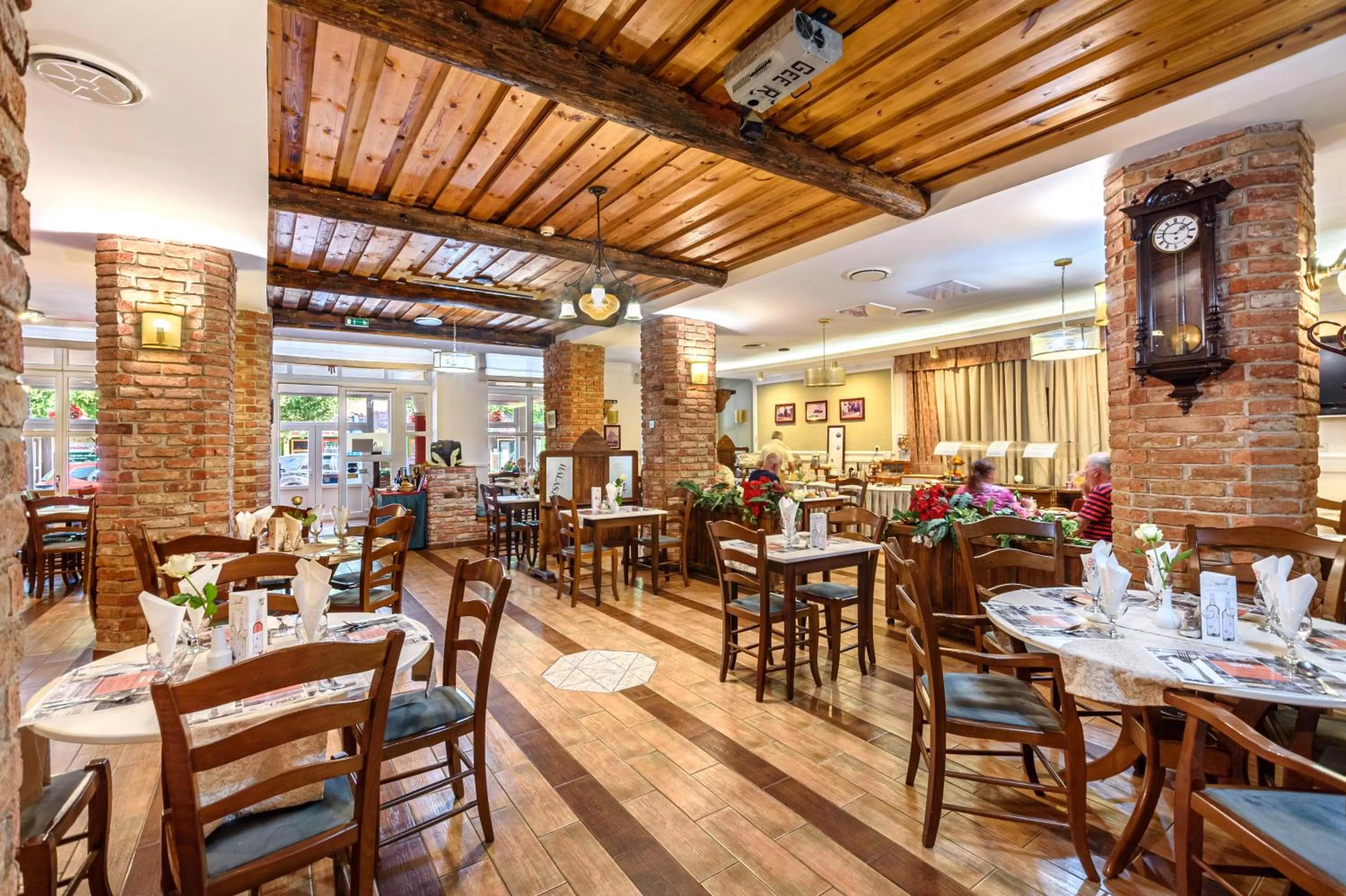 Restaurant/places to eat in Hotel Négy Évszak