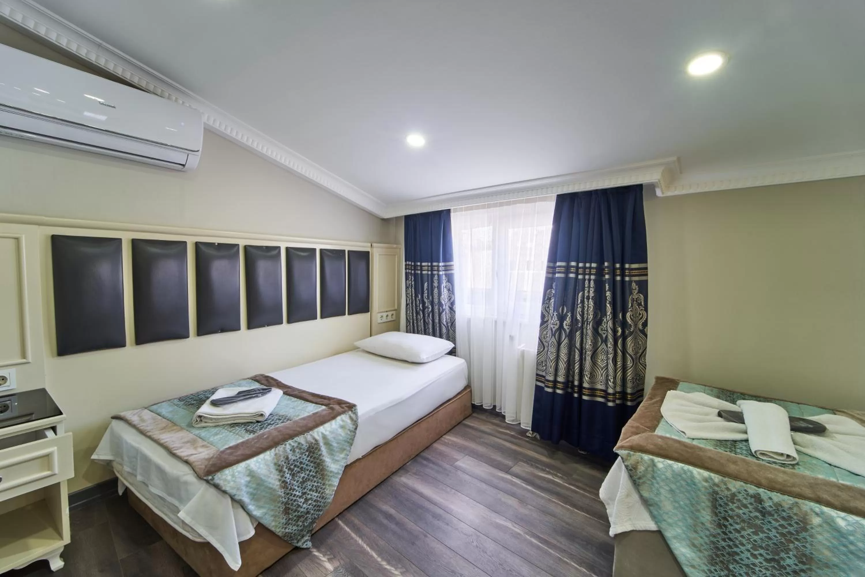 room service, Bed in Istanbul Sirkeci Hotel