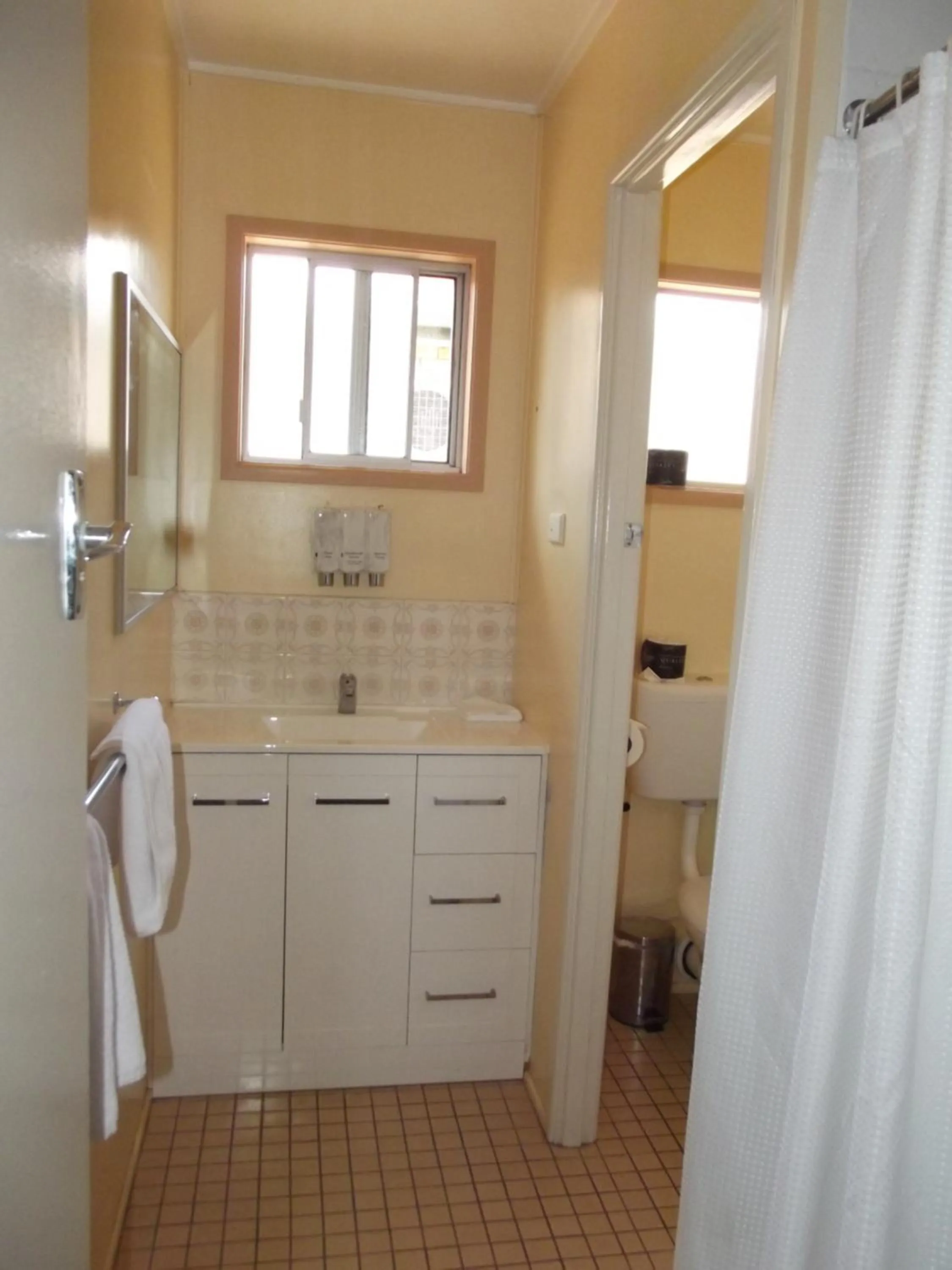 Bathroom in Bridge Street Motor Inn