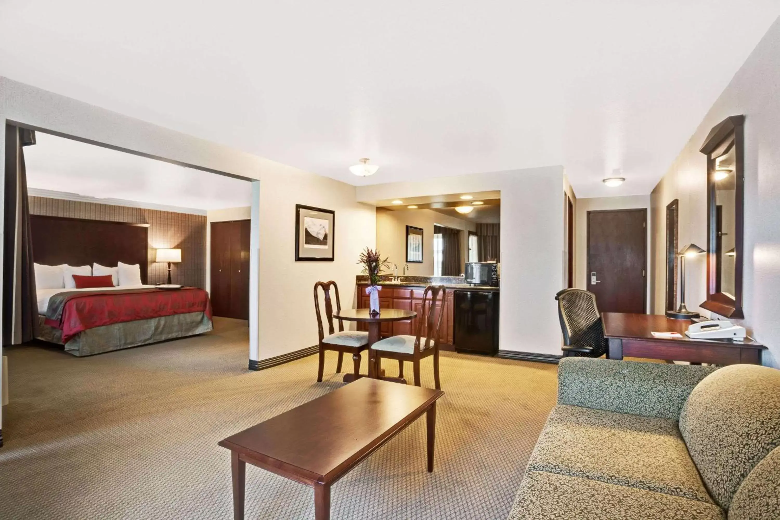 Photo of the whole room, Seating Area in Ramada by Wyndham Tukwila Southcenter