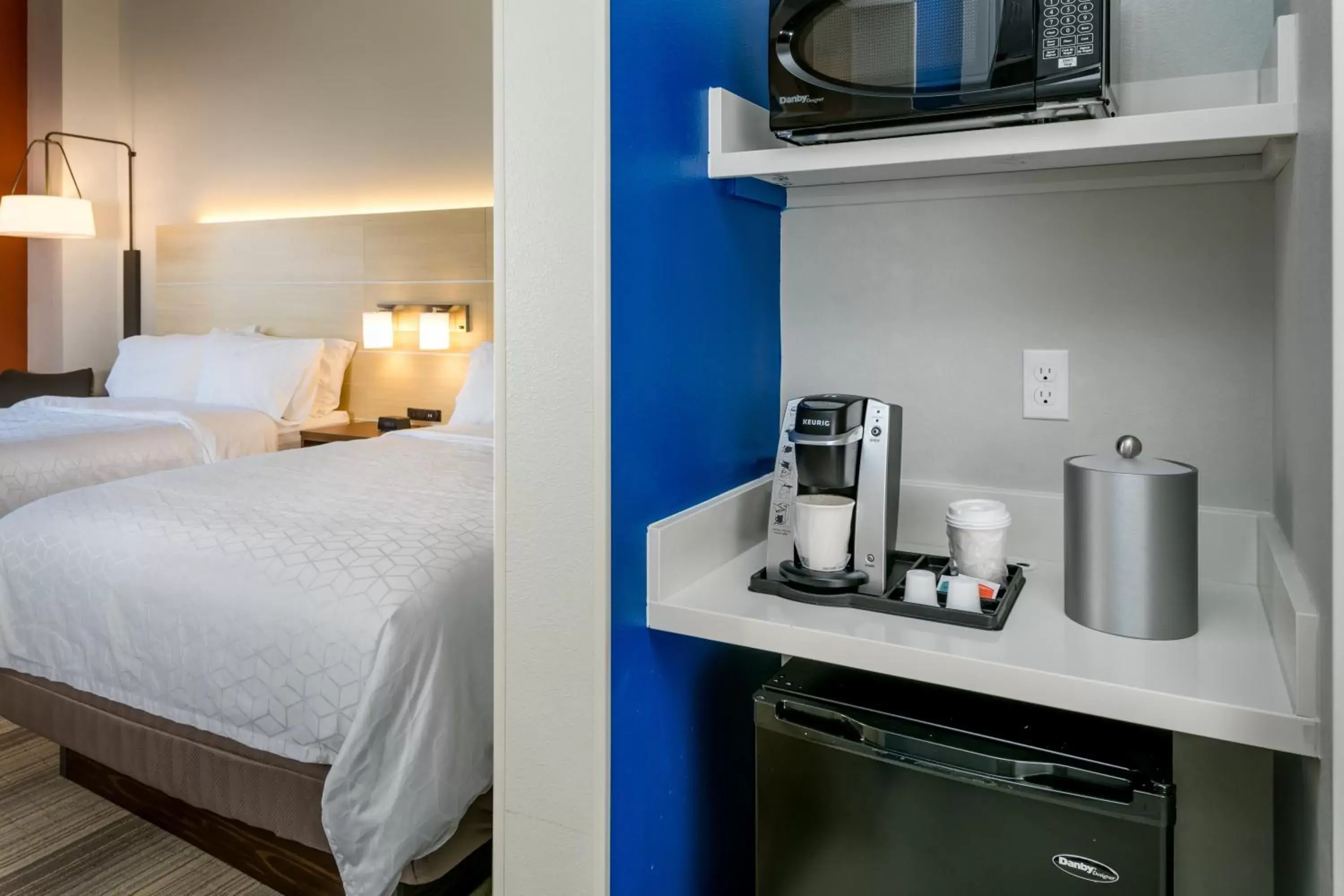 Photo of the whole room, Kitchen/Kitchenette in Holiday Inn Express & Suites - Bend South, an IHG Hotel