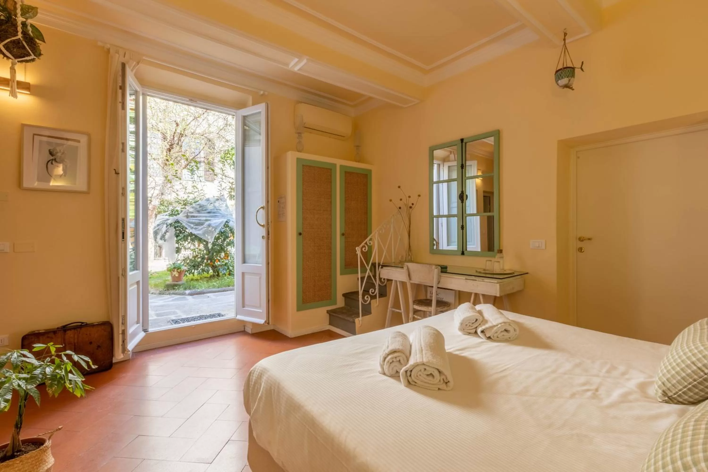 Photo of the whole room, Bed in Secret Garden Firenze B&B