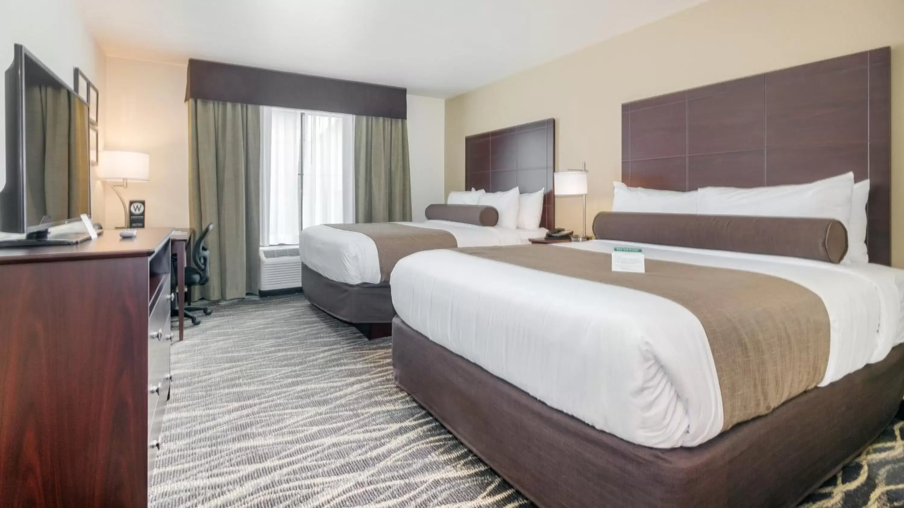 Bed in Cobblestone Hotel & Suites - Janesville