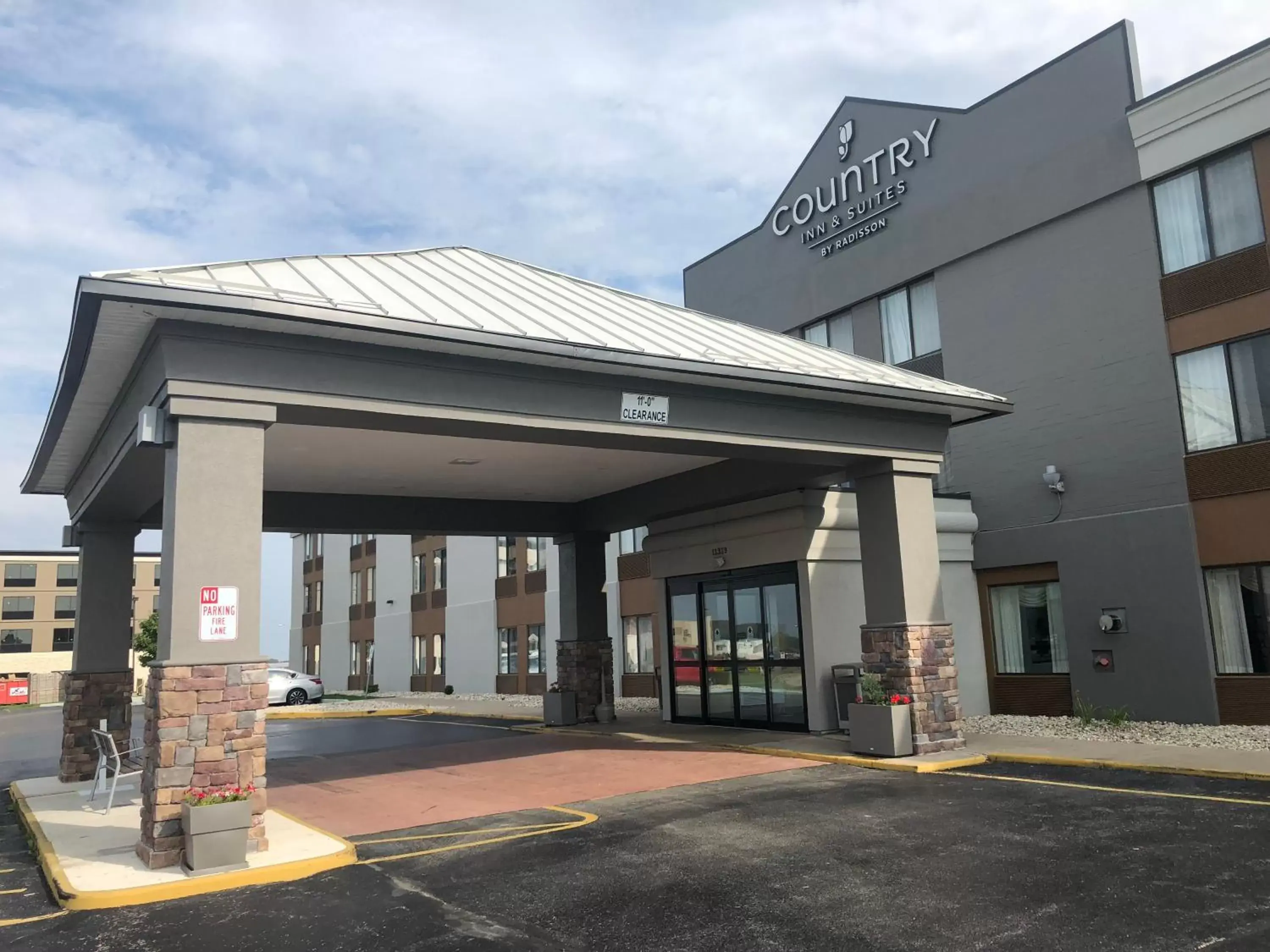 Facade/entrance, Property Building in Country Inn & Suites by Radisson, Mt. Pleasant-Racine West, WI