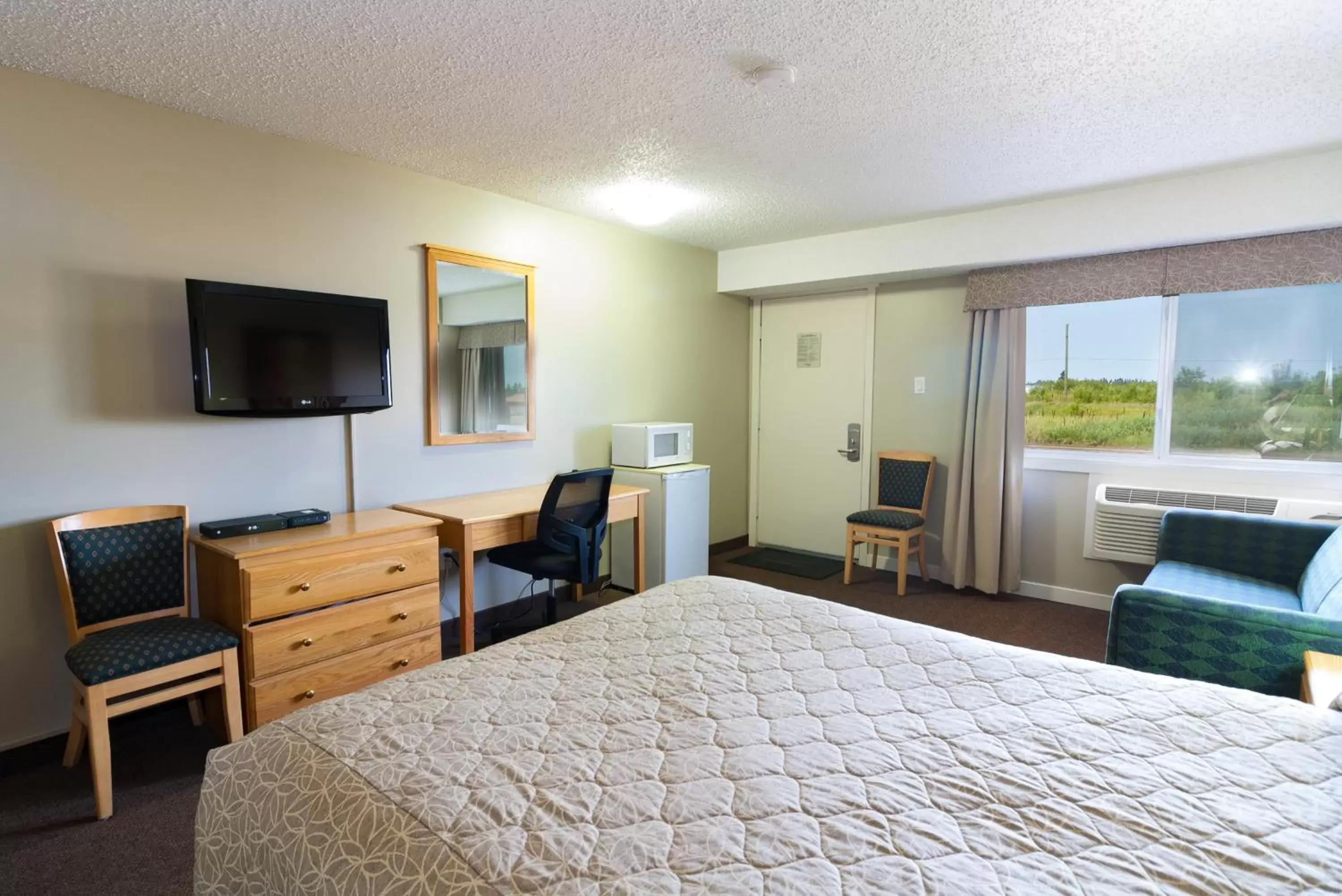 Photo of the whole room, Bed in BCMInns - Lloydminster