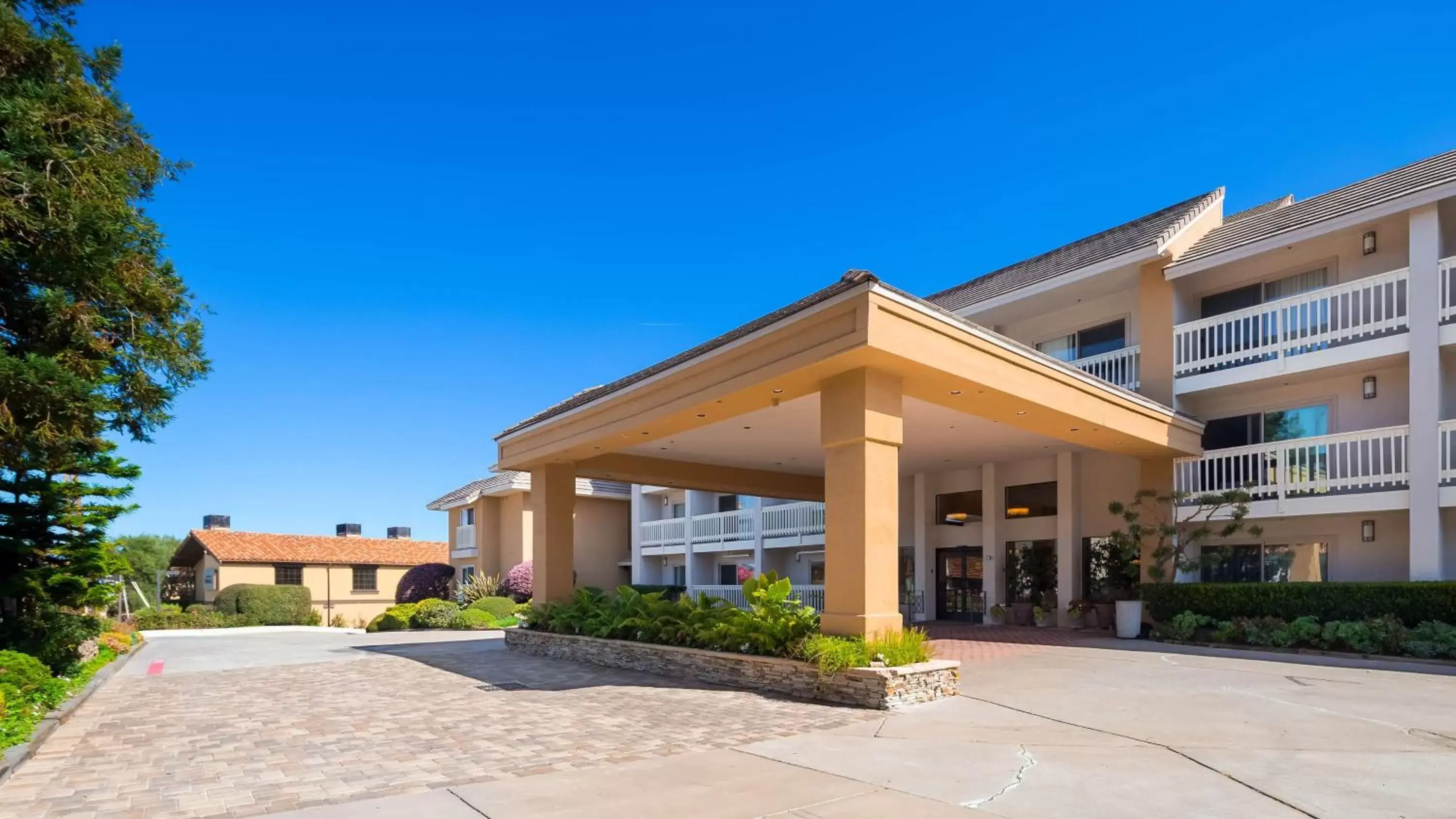 Property Building in Best Western Plus Monterey Inn