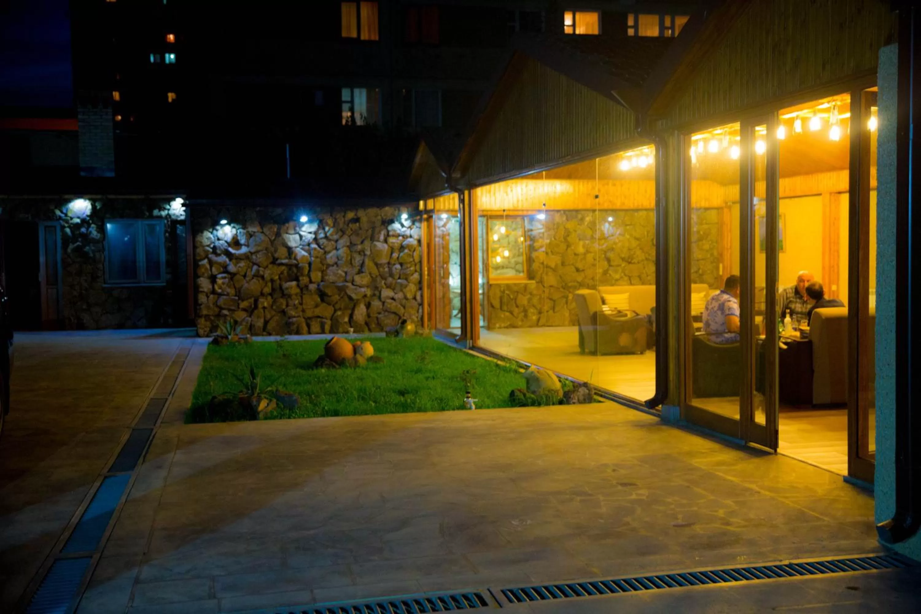 Communal lounge/ TV room, Garden in Eridana Hotel