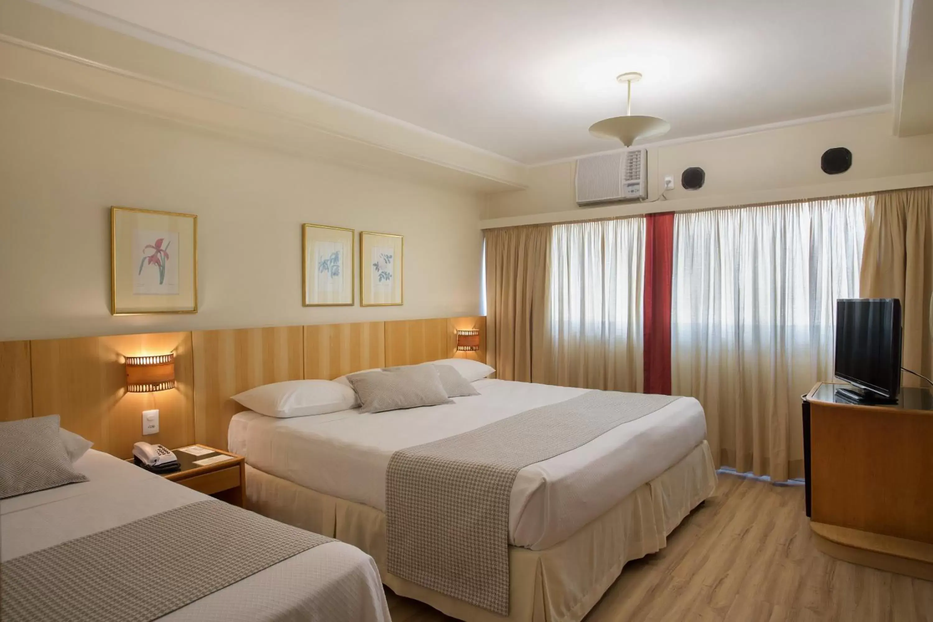 Bed in Mirasol Copacabana Hotel