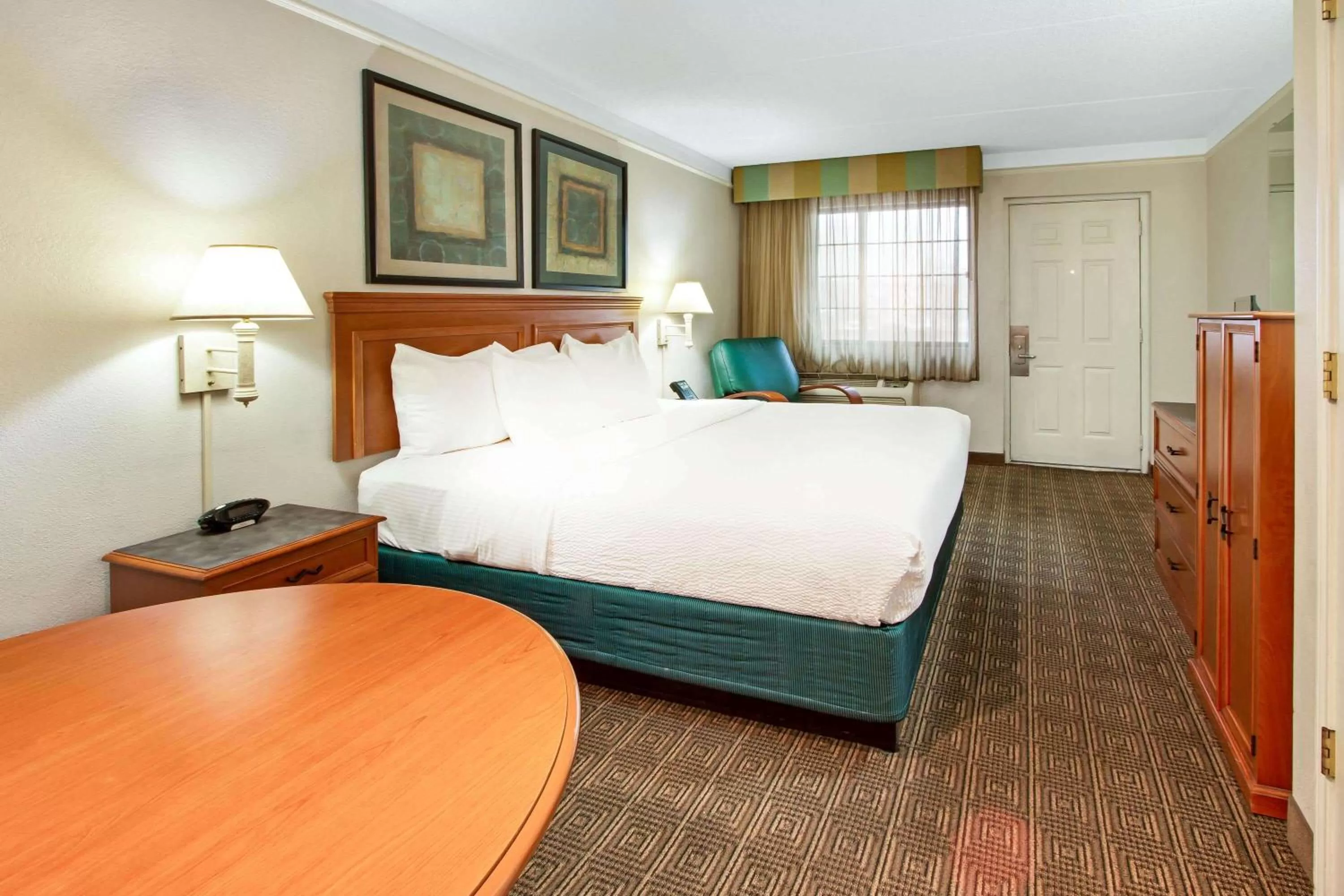 Photo of the whole room, Bed in La Quinta Inn by Wyndham Albuquerque Airport