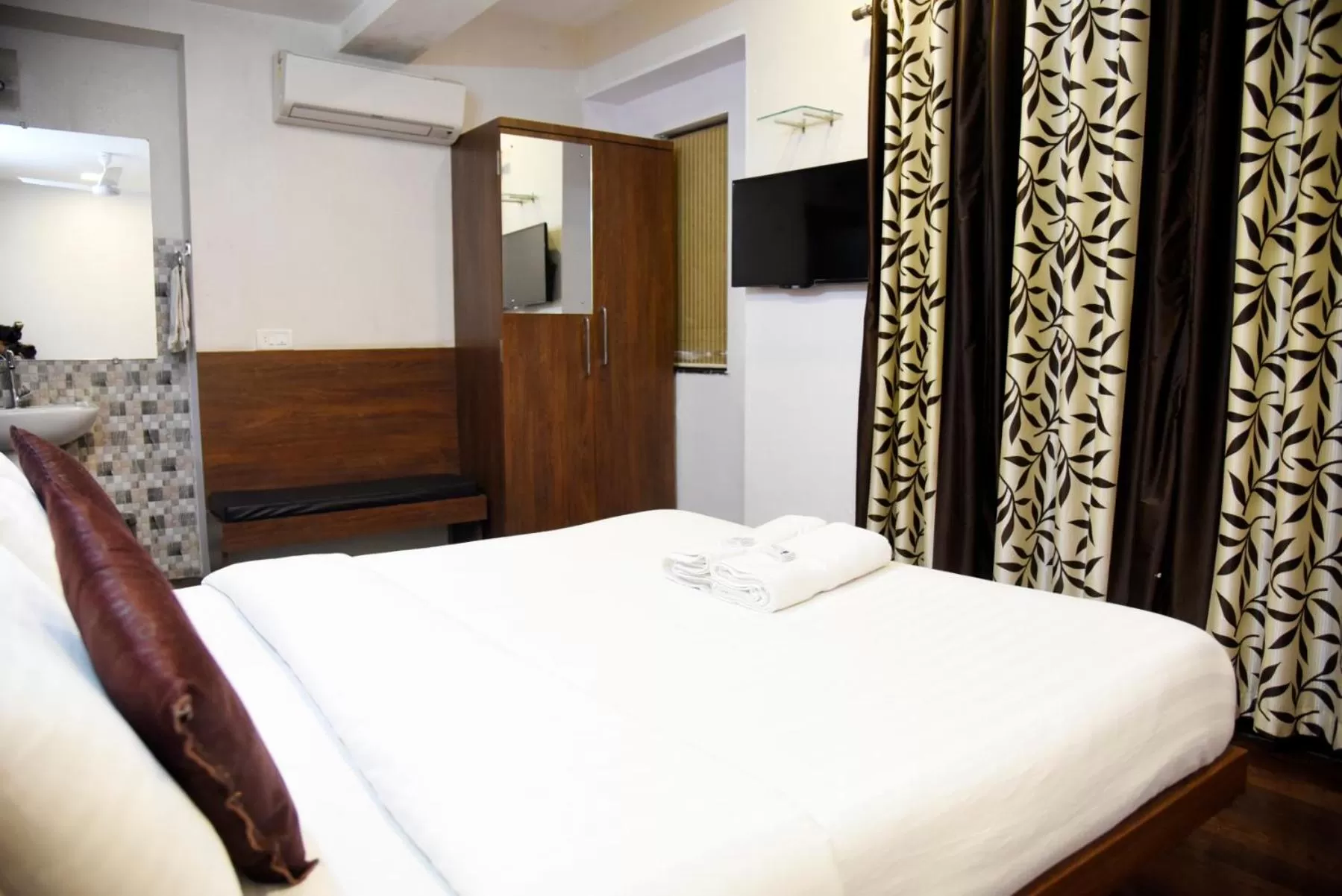 Bedroom, Bed in Hotel Sai Yatri